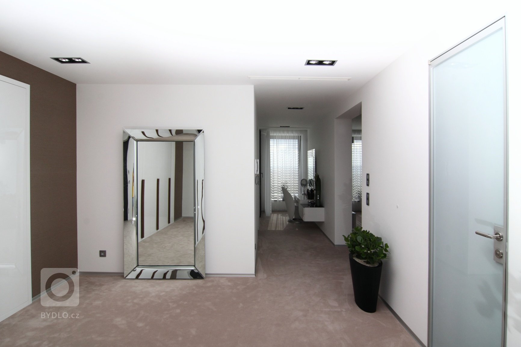 Realizace interiéru plná vzdušnosti a pocitu svobody přinesla použití netradičních materiálů a designového nábytku.&nbsp;Dispozice: 5kk Užitná plocha: 480 m2…