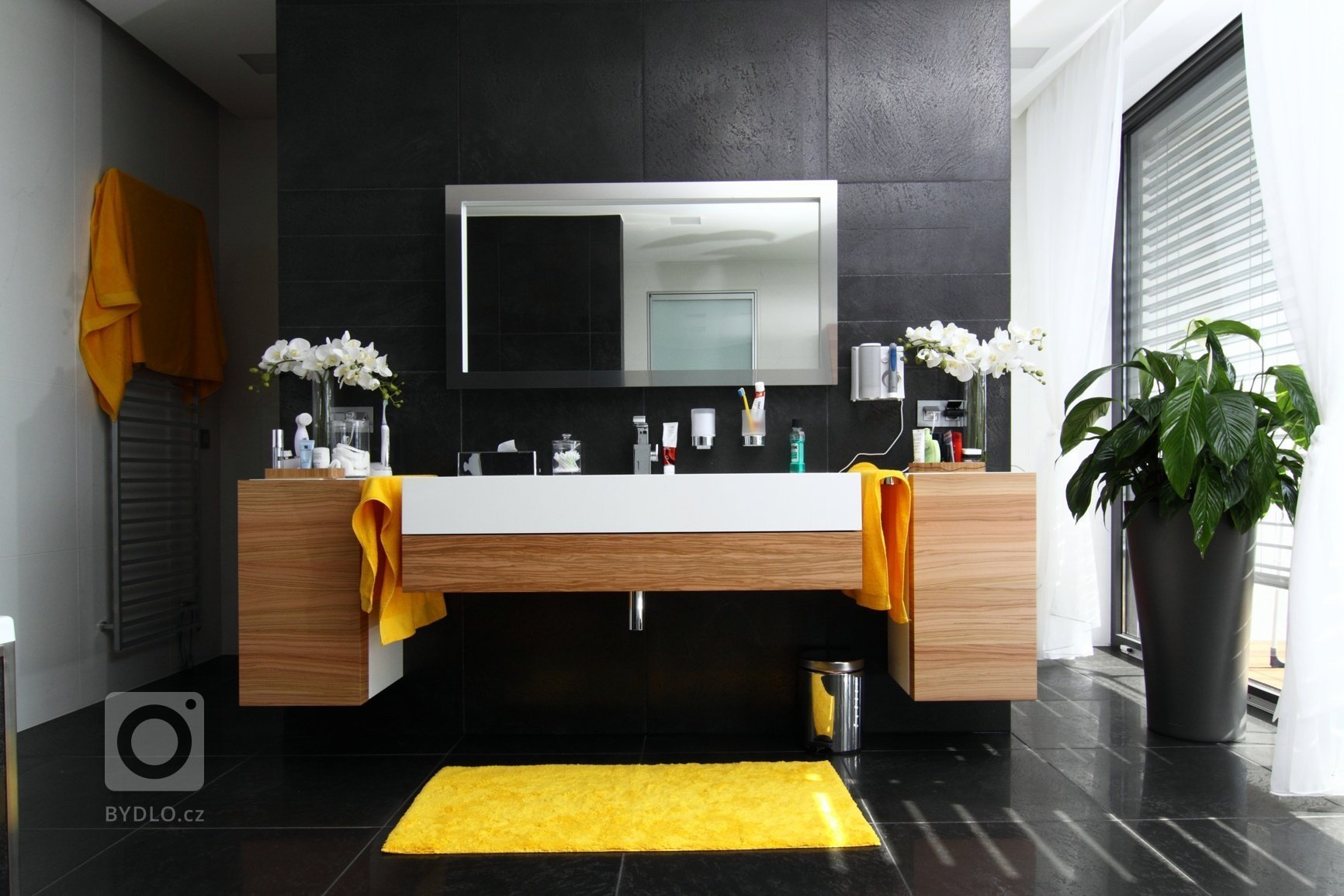 Realizace interiéru plná vzdušnosti a pocitu svobody přinesla použití netradičních materiálů a designového nábytku.&nbsp;Dispozice: 5kk Užitná plocha: 480 m2…