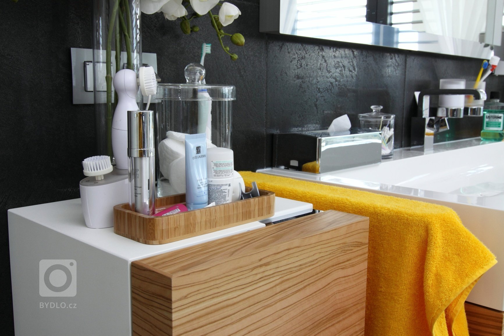 Realizace interiéru plná vzdušnosti a pocitu svobody přinesla použití netradičních materiálů a designového nábytku.&nbsp;Dispozice: 5kk Užitná plocha: 480 m2…