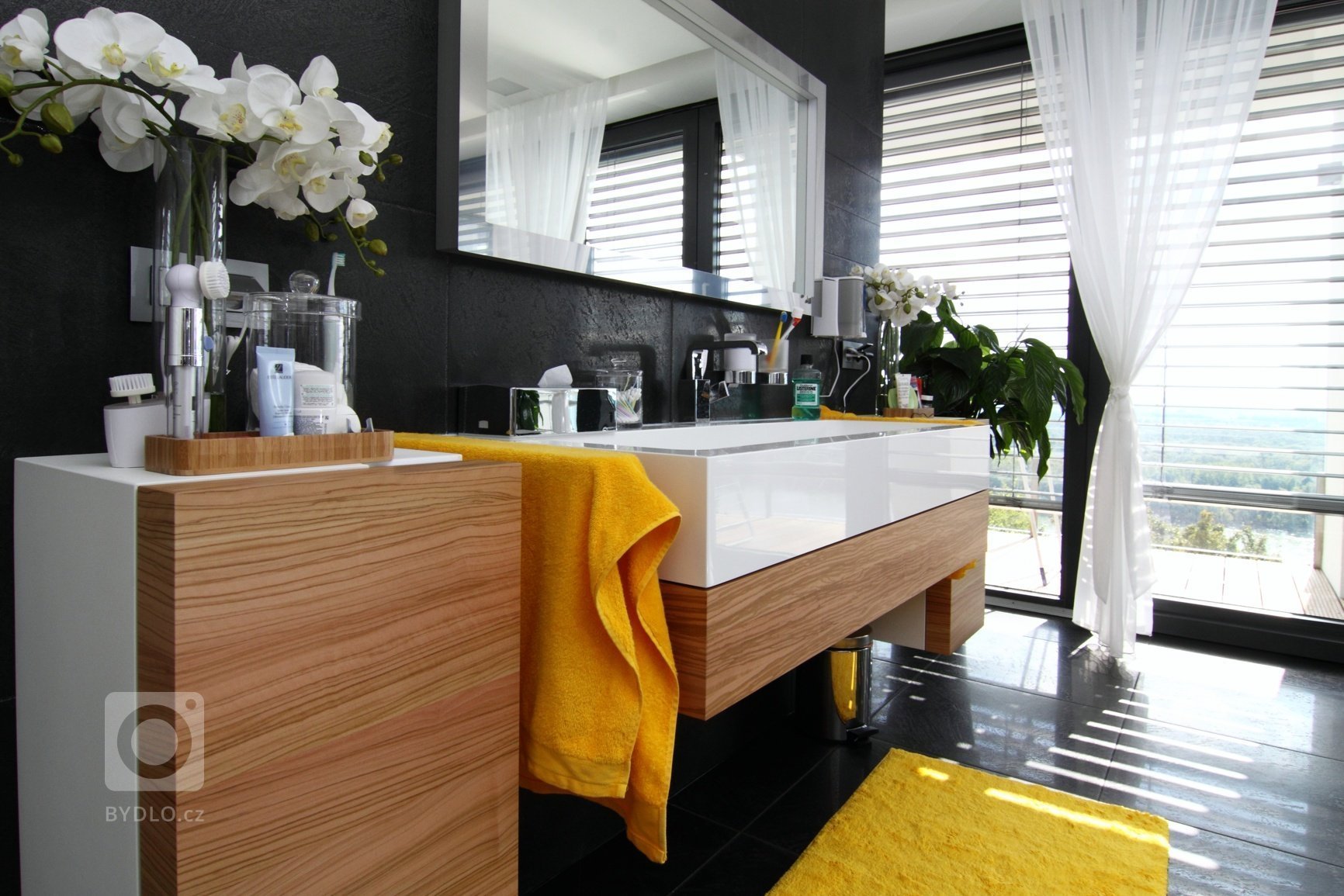 Realizace interiéru plná vzdušnosti a pocitu svobody přinesla použití netradičních materiálů a designového nábytku.&nbsp;Dispozice: 5kk Užitná plocha: 480 m2…