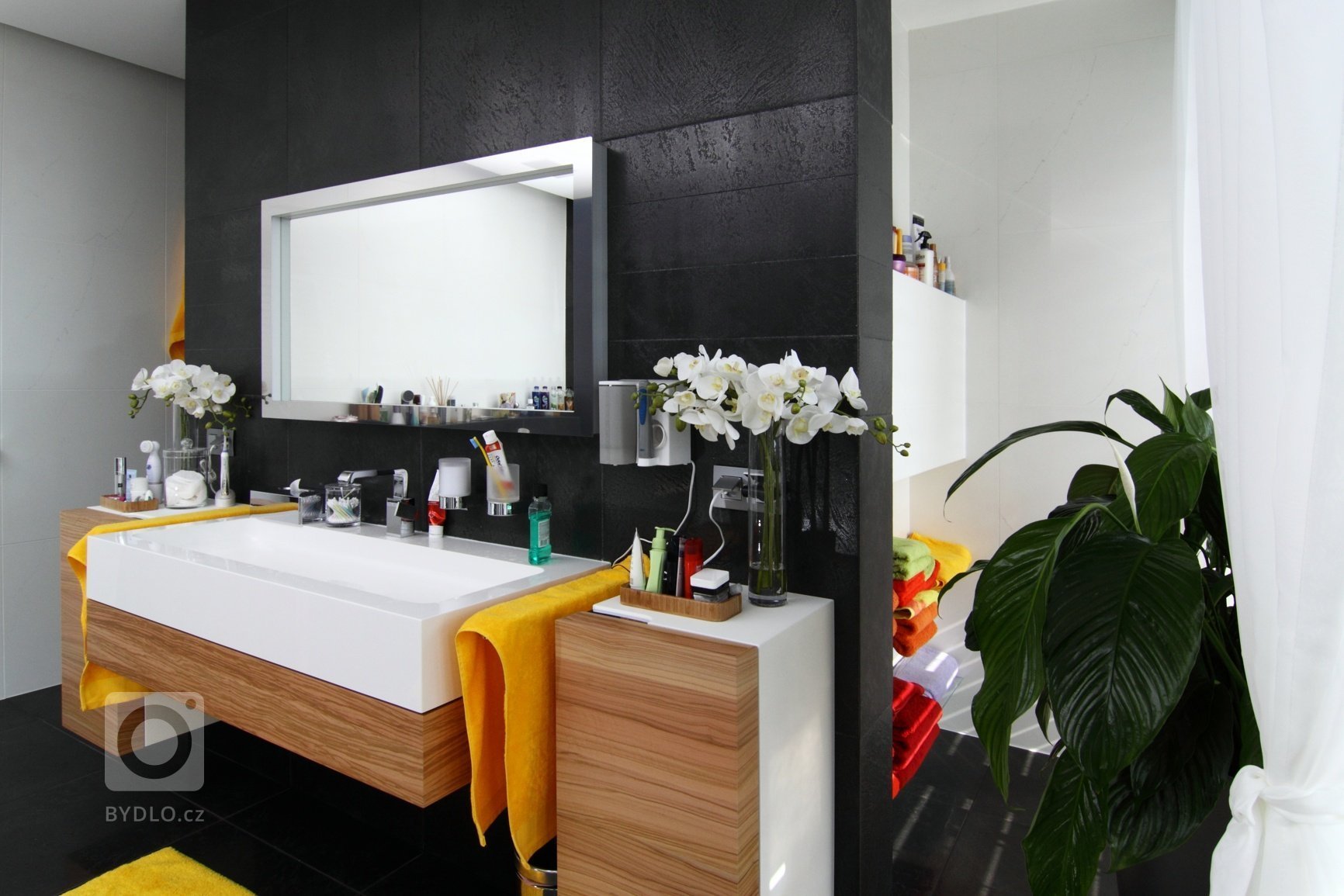 Realizace interiéru plná vzdušnosti a pocitu svobody přinesla použití netradičních materiálů a designového nábytku.&nbsp;Dispozice: 5kk Užitná plocha: 480 m2…