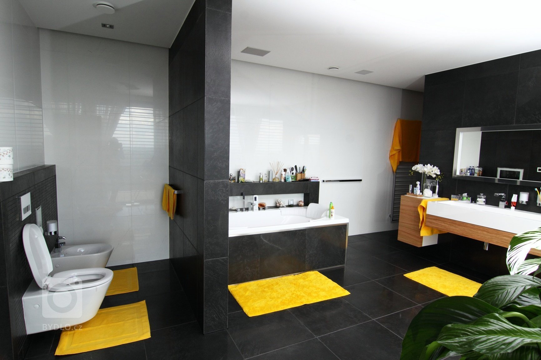 Realizace interiéru plná vzdušnosti a pocitu svobody přinesla použití netradičních materiálů a designového nábytku.&nbsp;Dispozice: 5kk Užitná plocha: 480 m2…