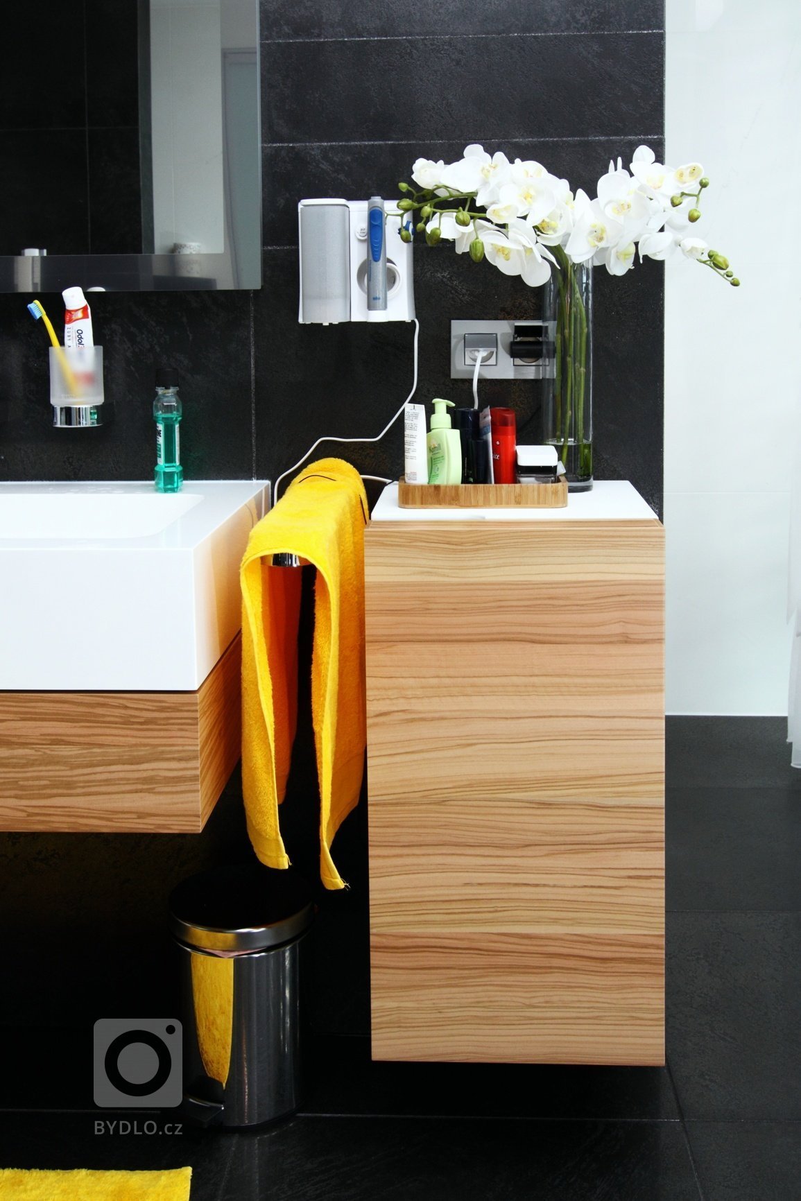 Realizace interiéru plná vzdušnosti a pocitu svobody přinesla použití netradičních materiálů a designového nábytku.&nbsp;Dispozice: 5kk Užitná plocha: 480 m2…