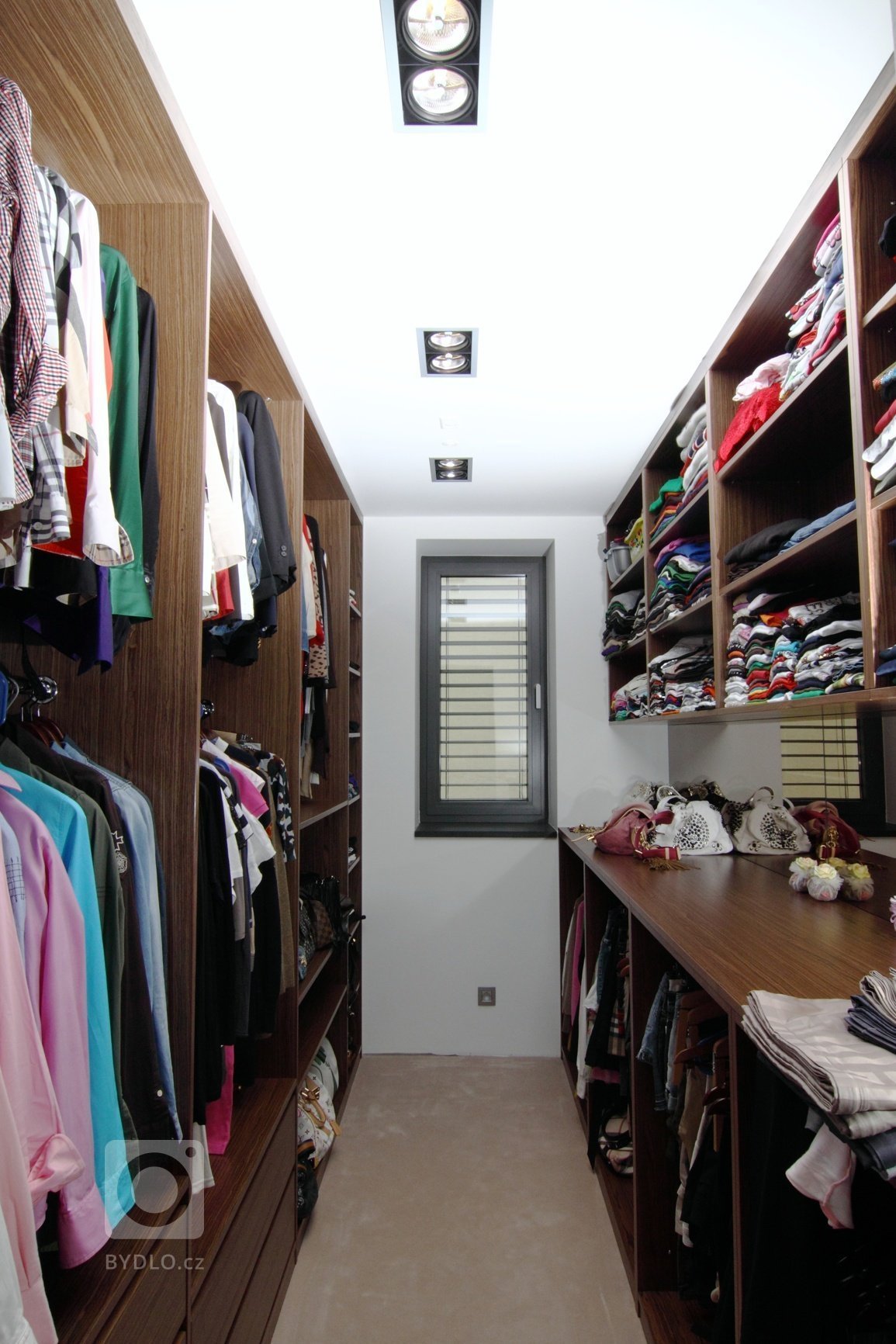 Realizace interiéru plná vzdušnosti a pocitu svobody přinesla použití netradičních materiálů a designového nábytku.&nbsp;Dispozice: 5kk Užitná plocha: 480 m2…