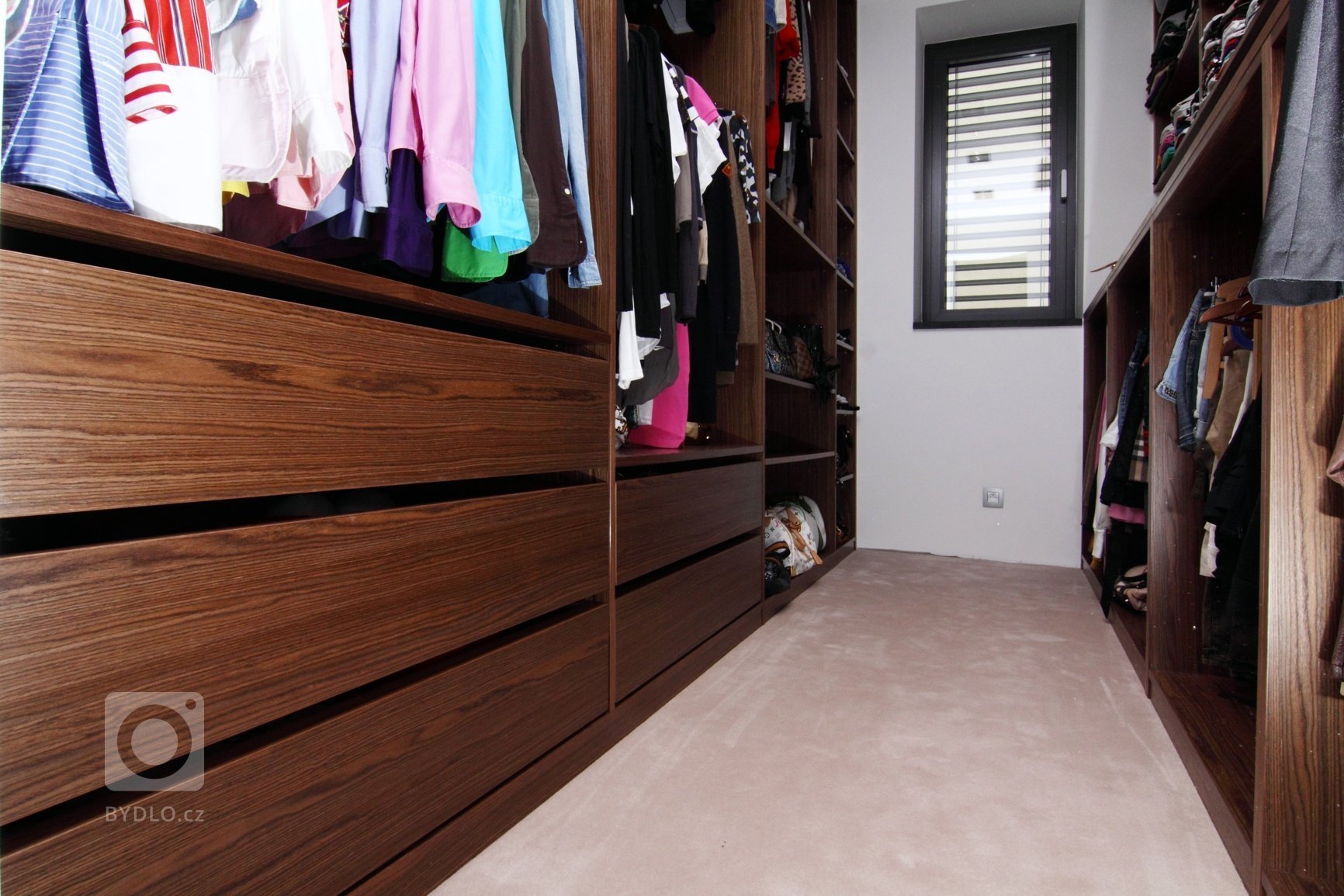 Realizace interiéru plná vzdušnosti a pocitu svobody přinesla použití netradičních materiálů a designového nábytku.&nbsp;Dispozice: 5kk Užitná plocha: 480 m2…