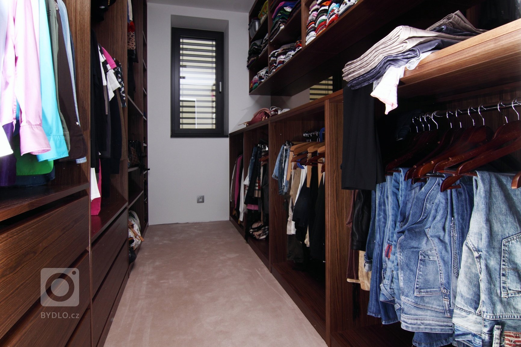 Realizace interiéru plná vzdušnosti a pocitu svobody přinesla použití netradičních materiálů a designového nábytku.&nbsp;Dispozice: 5kk Užitná plocha: 480 m2…