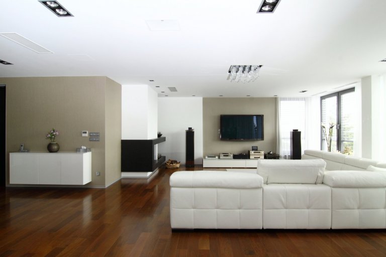 Realizace interiéru plná vzdušnosti a pocitu svobody přinesla použití netradičních materiálů a designového nábytku.&nbsp;Dispozice: 5kk Užitná plocha: 480 m2…