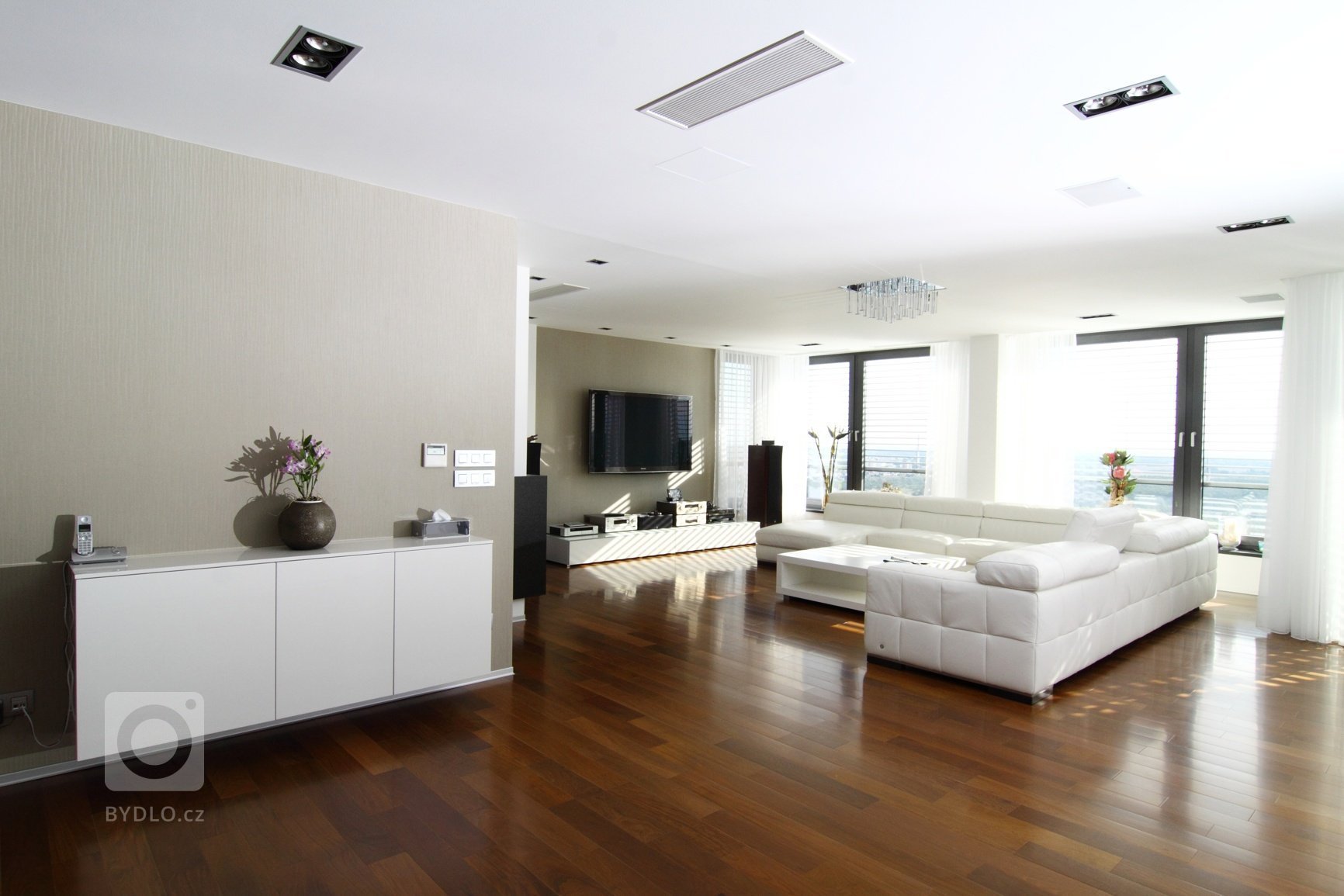 Realizace interiéru plná vzdušnosti a pocitu svobody přinesla použití netradičních materiálů a designového nábytku.&nbsp;Dispozice: 5kk Užitná plocha: 480 m2…