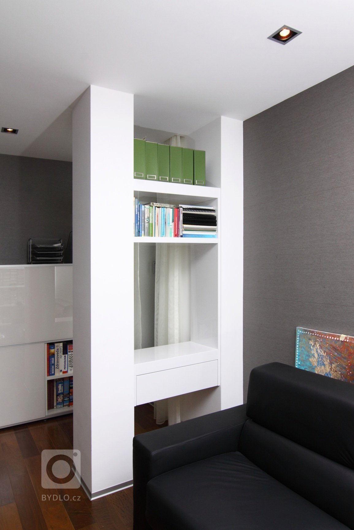 Realizace interiéru plná vzdušnosti a pocitu svobody přinesla použití netradičních materiálů a designového nábytku.&nbsp;Dispozice: 5kk Užitná plocha: 480 m2…