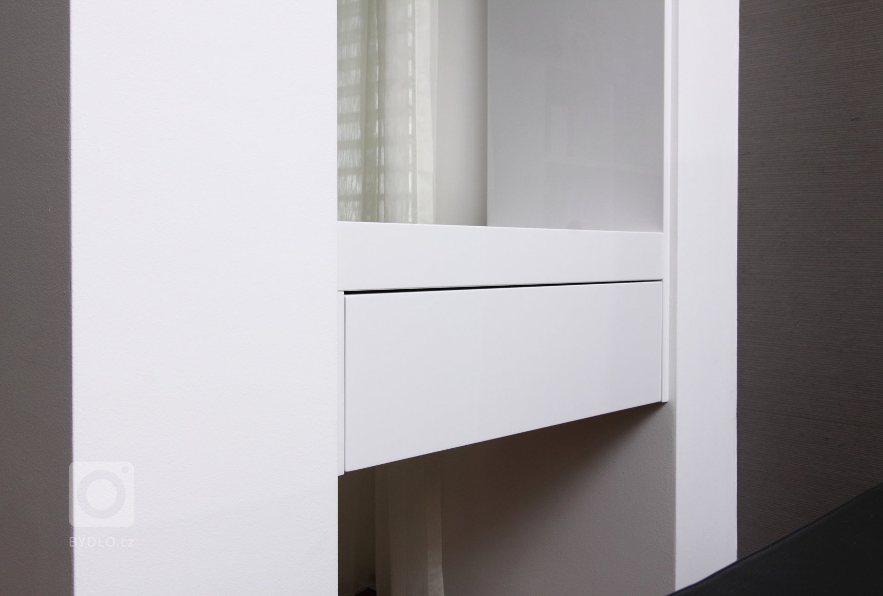 Realizace interiéru plná vzdušnosti a pocitu svobody přinesla použití netradičních materiálů a designového nábytku.&nbsp;Dispozice: 5kk Užitná plocha: 480 m2…