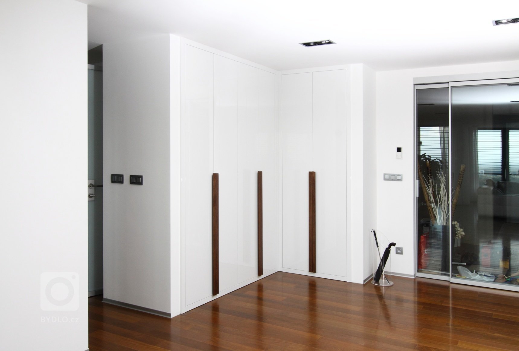 Realizace interiéru plná vzdušnosti a pocitu svobody přinesla použití netradičních materiálů a designového nábytku.&nbsp;Dispozice: 5kk Užitná plocha: 480 m2…