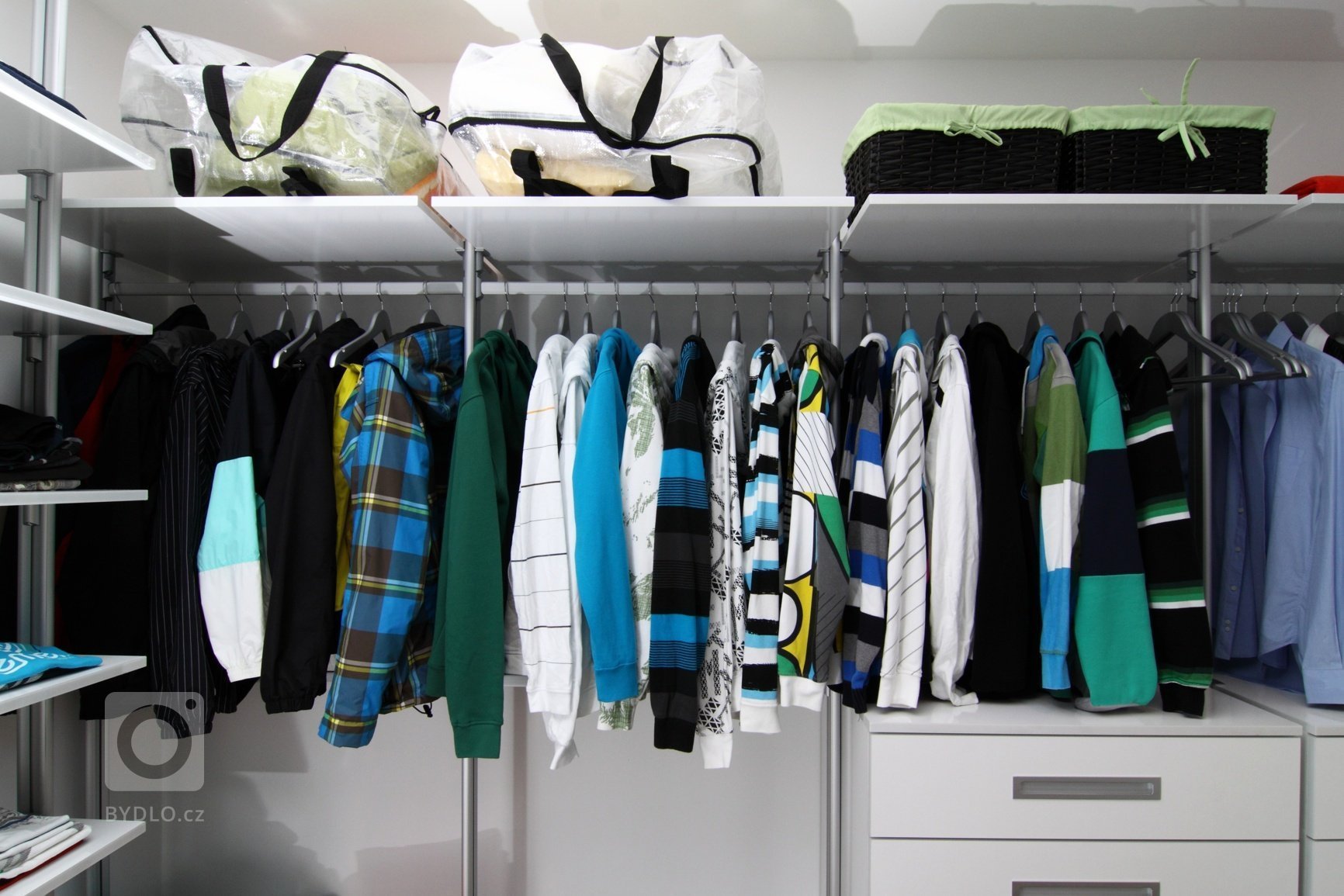 Realizace interiéru plná vzdušnosti a pocitu svobody přinesla použití netradičních materiálů a designového nábytku.&nbsp;Dispozice: 5kk Užitná plocha: 480 m2…