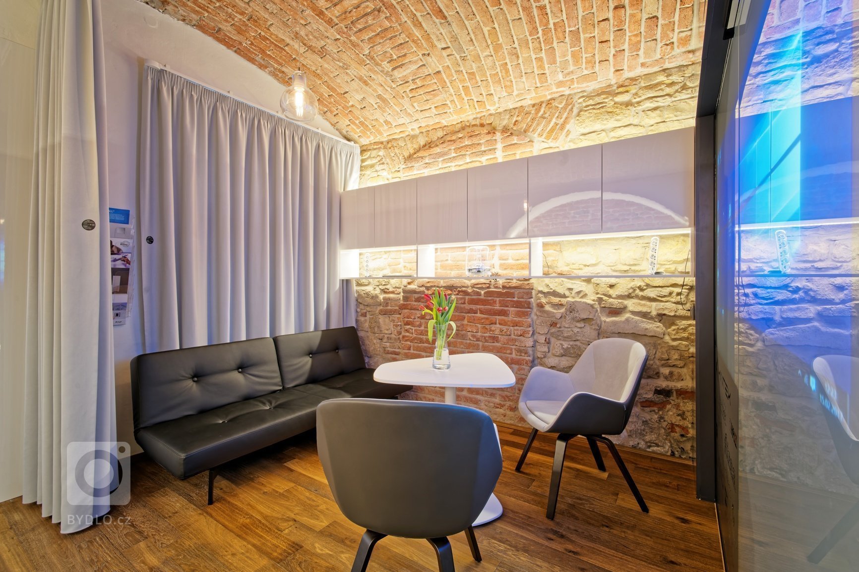 Jsme spolutvůrci jedinečného projektu Ing. Arch. Adama Rujbra, který se nazývá Living Showroom. Jednalo se o realizaci interiéru atypického nevyužívaného…