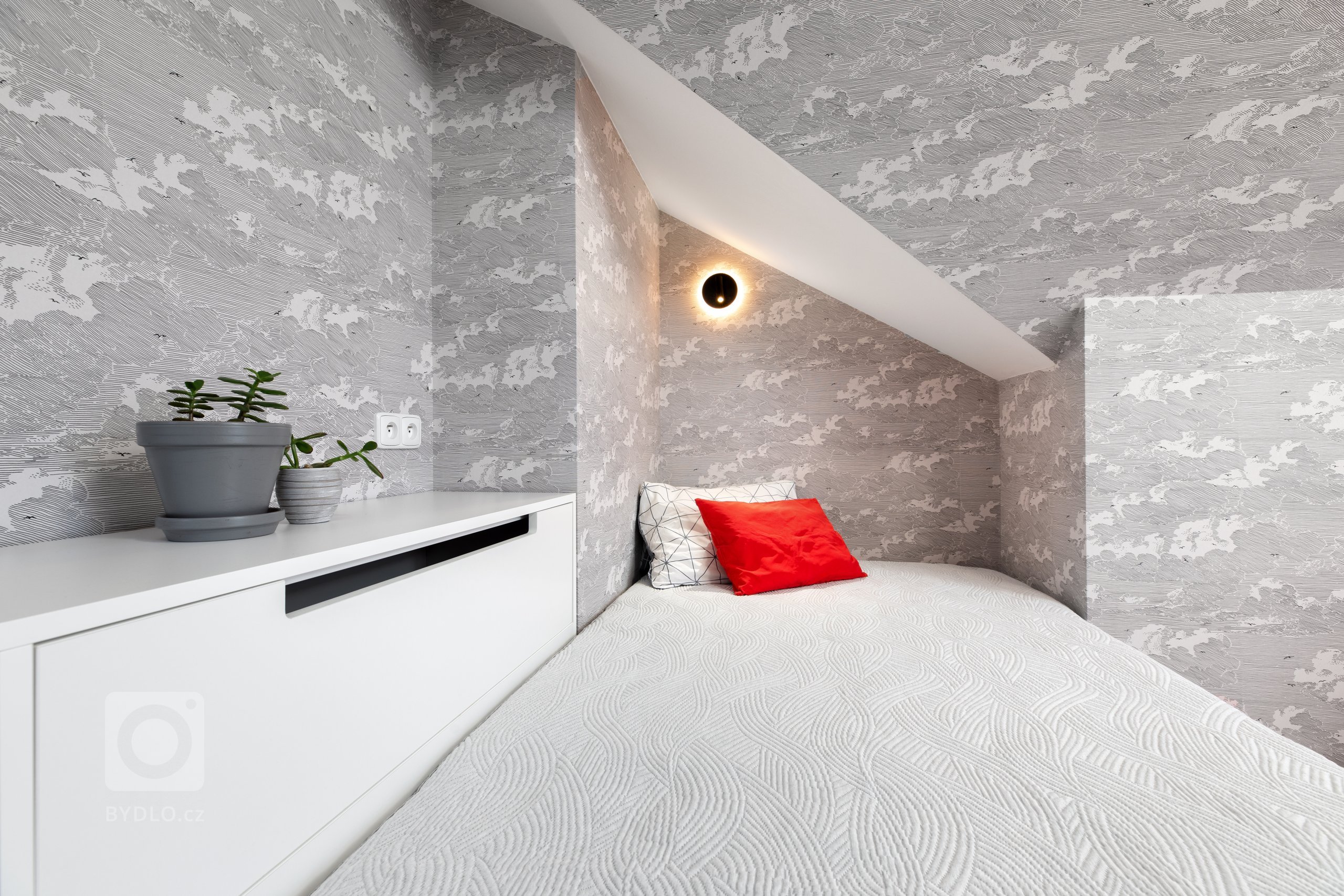 Proměna podkrovního dětského pokoje

Pro menší podkrovní prostor se spoustou šikmin a výklenků jsem navrhla veškerý nábytek na míru. Pro čerstvého studenta…