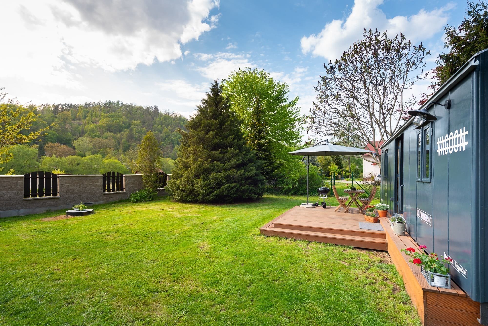 Místo chaty mají vagón