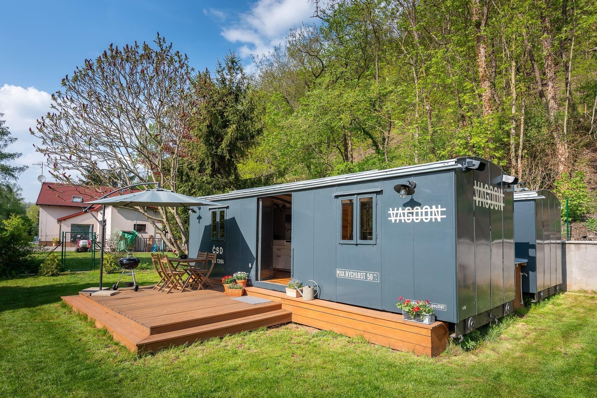 Místo chaty mají vagón