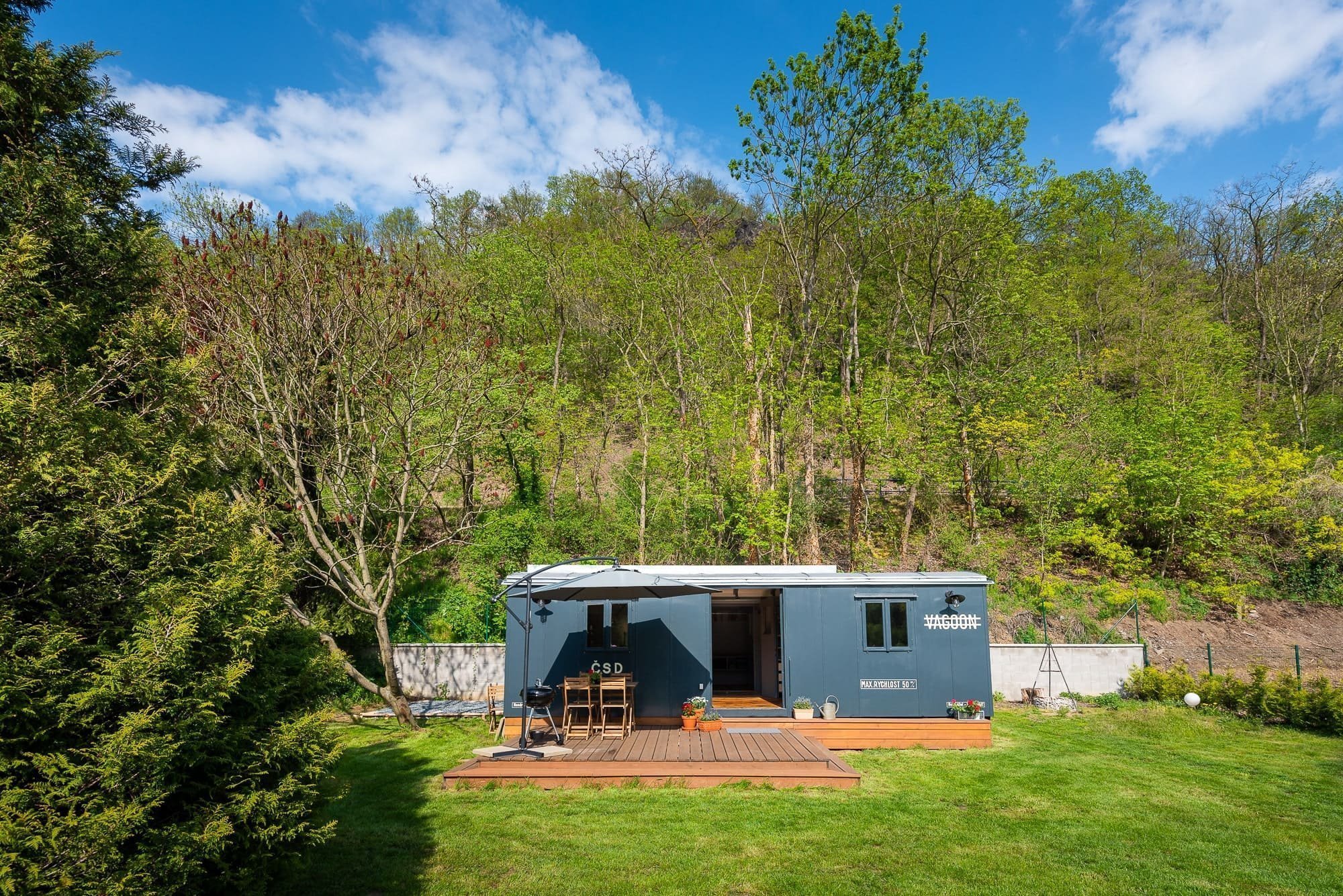 Místo chaty mají vagón