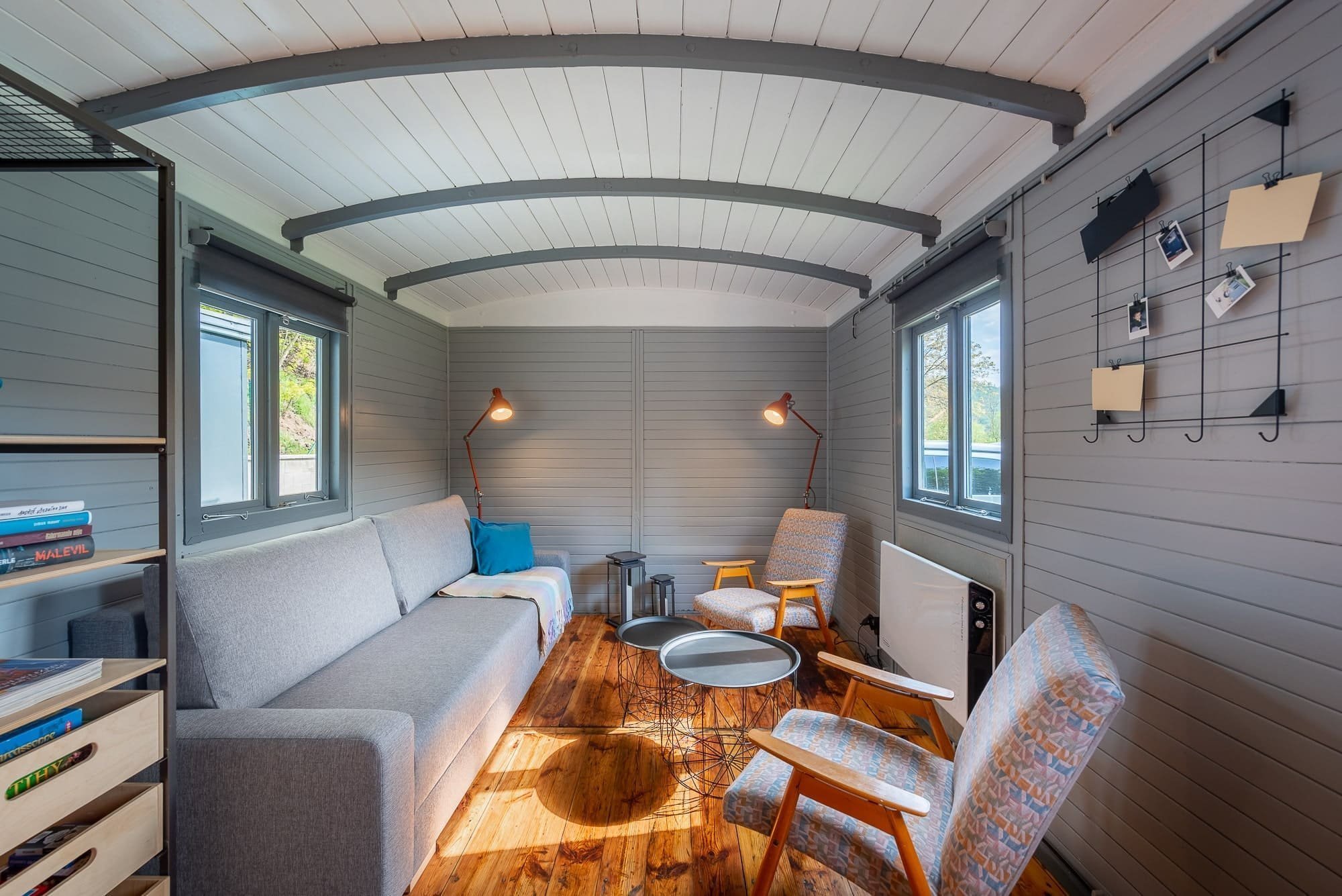 Místo chaty mají vagón