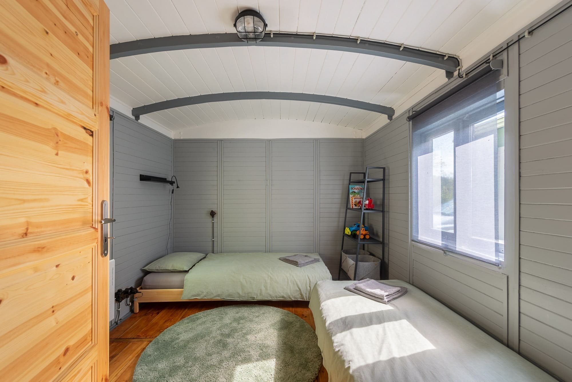 Místo chaty mají vagón