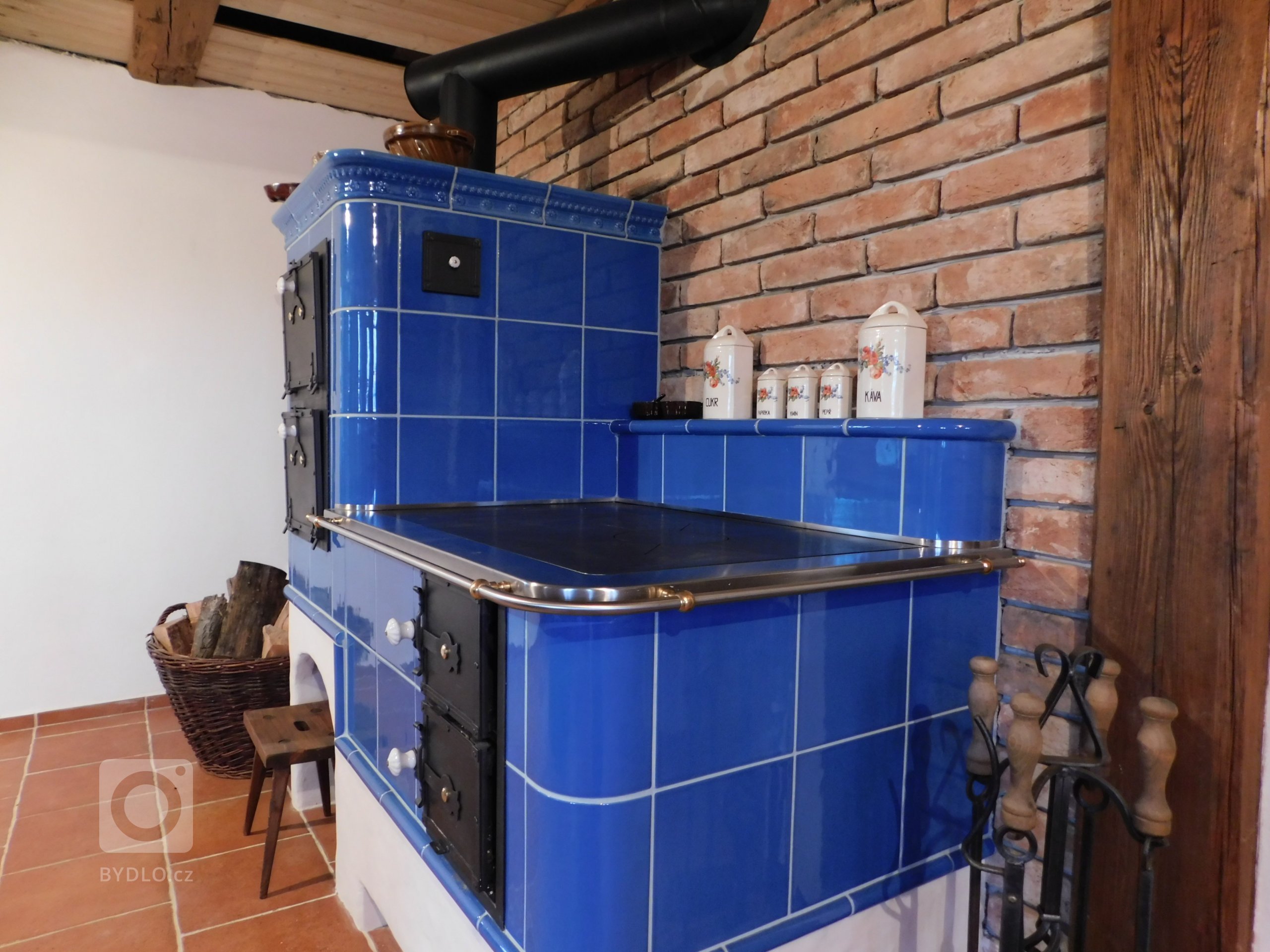 Kachlový sporák od Kamnářství Josífko v modré glazuře s ozdobnou římsou Flora. Součástí kachlového sporáku jsou dvě trouby, Jedna slouží na pečení a druhá k…