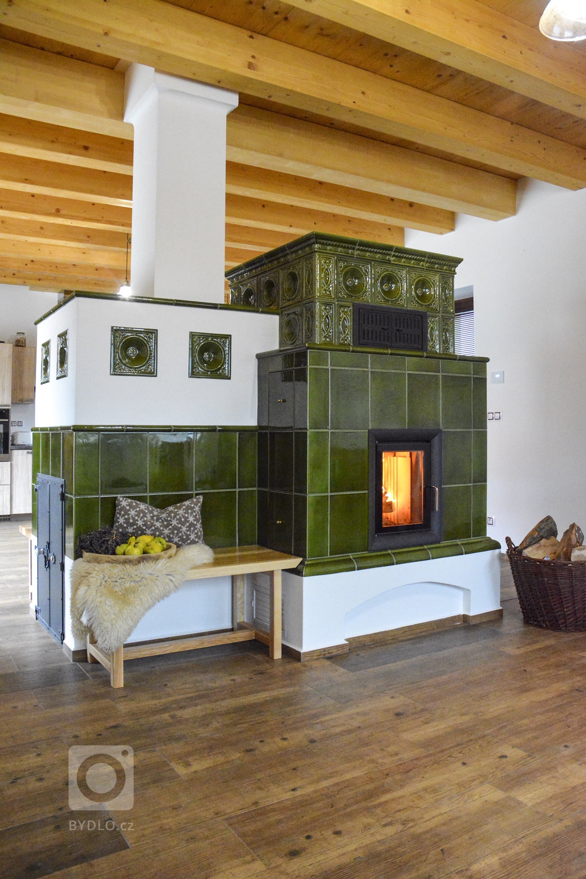 Kachlová kamna s teplovodní kamnovou vložkou Brunner. Keramika K&amp;K Poker - Kamnářství Bechyně. Typ kachle Rustikal hluboký , římsa Flora v zelené lahvové…