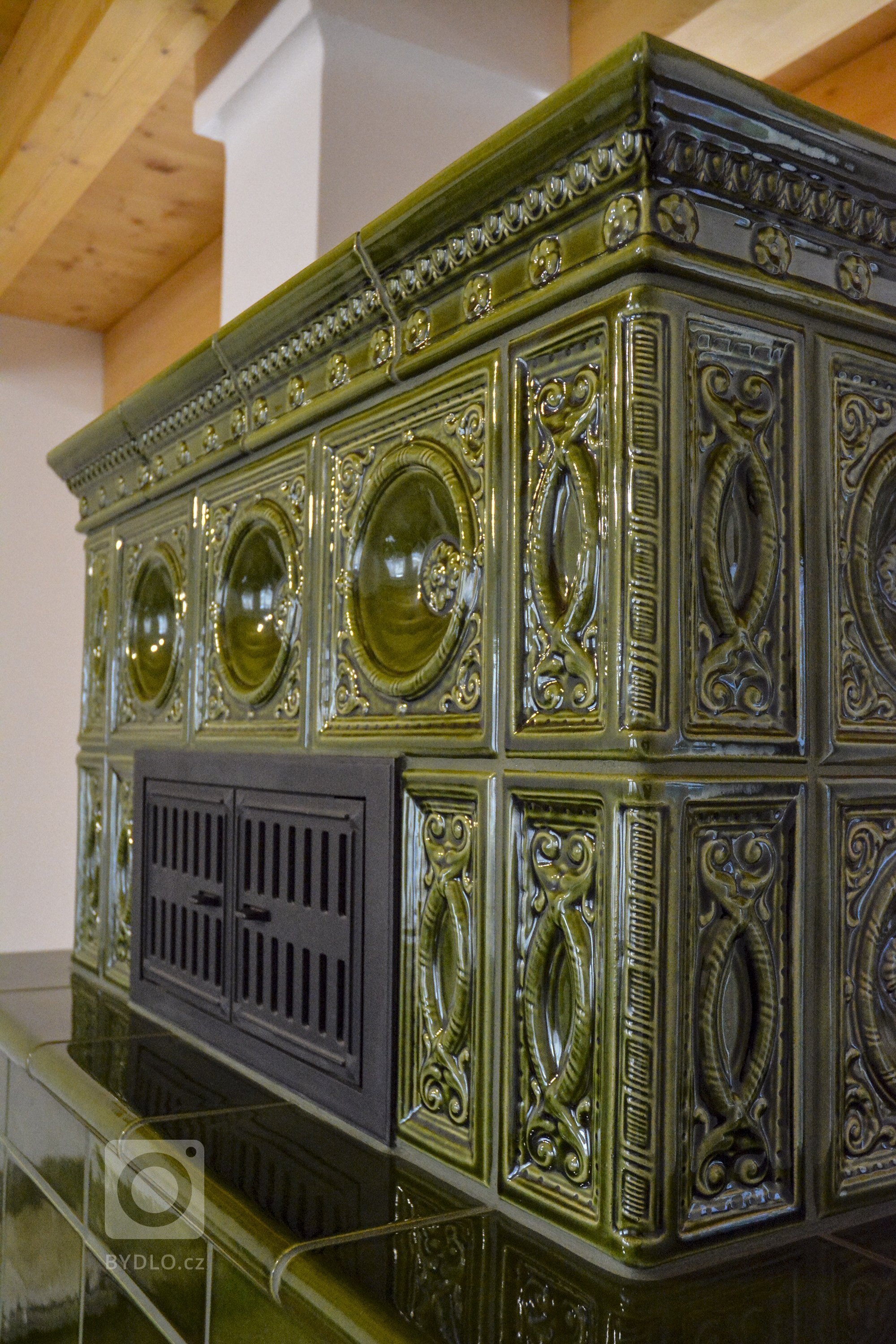 Kachlová kamna s teplovodní kamnovou vložkou Brunner. Keramika K&amp;K Poker - Kamnářství Bechyně. Typ kachle Rustikal hluboký , římsa Flora v zelené lahvové…