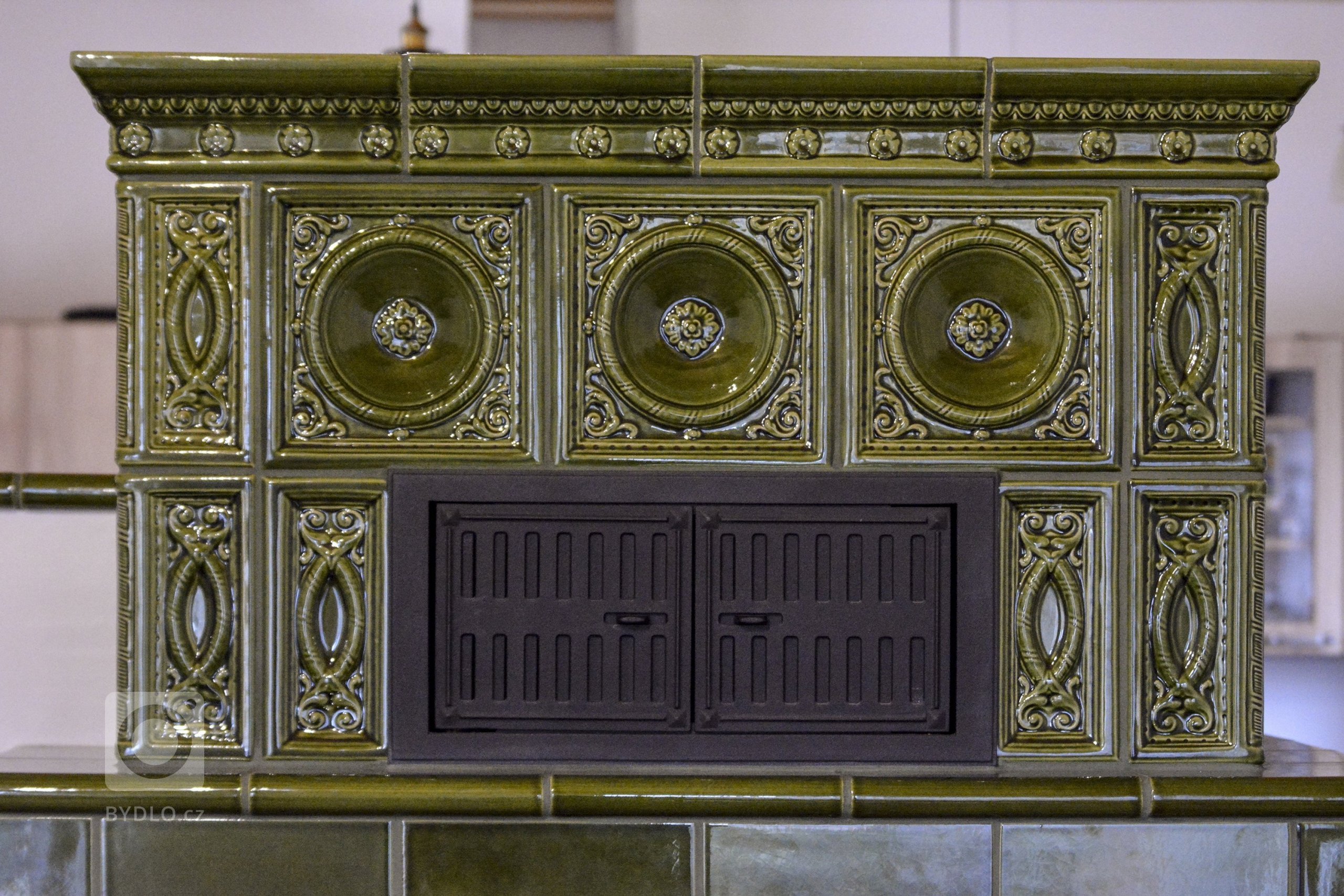 Kachlová kamna s teplovodní kamnovou vložkou Brunner. Keramika K&amp;K Poker - Kamnářství Bechyně. Typ kachle Rustikal hluboký , římsa Flora v zelené lahvové…