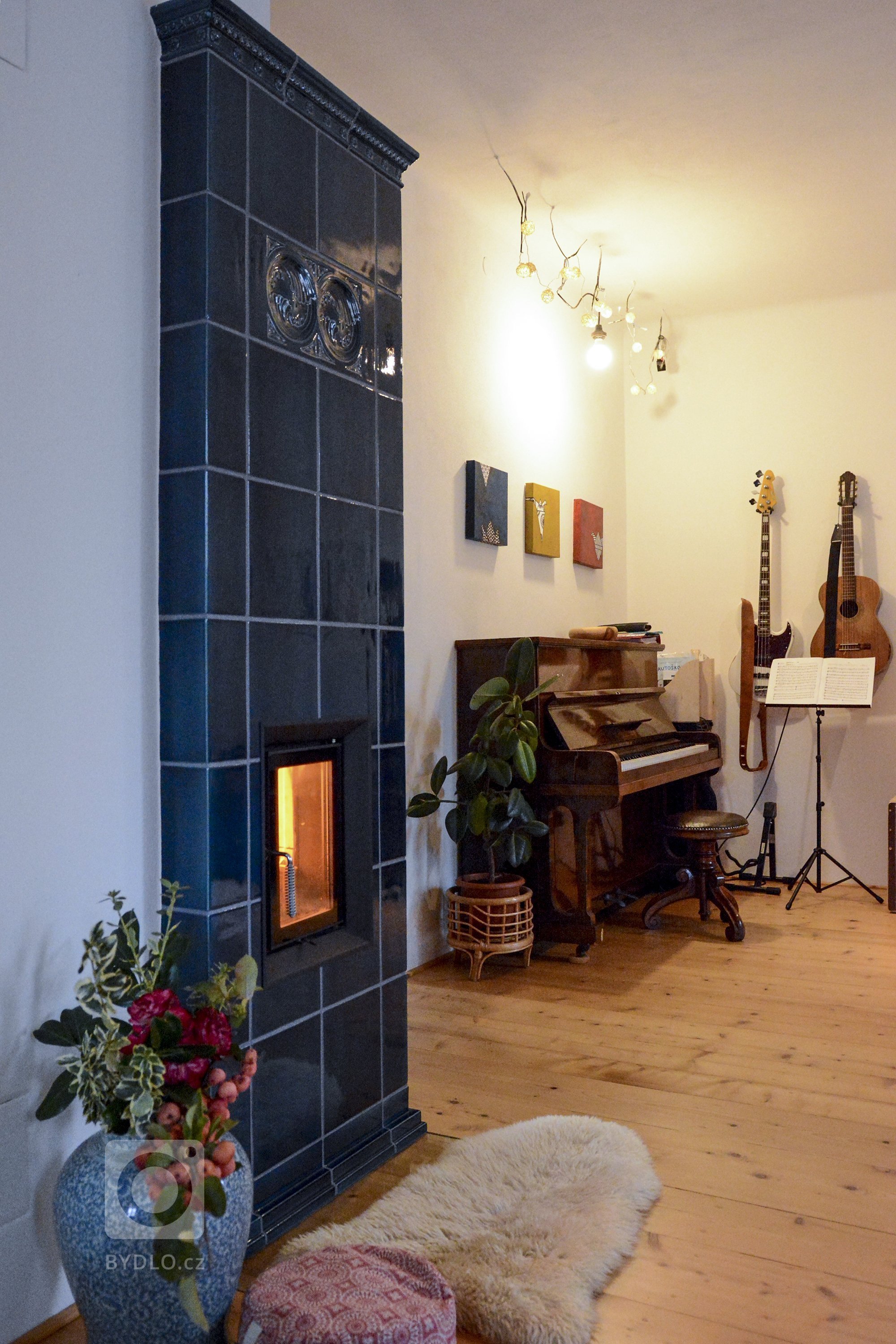 Kachlová kamna s kamnovou vložkou Brunner HKD 6.1. a tahovým systémem , která dělají pohodu v obýváku i v kuchyni. Realizace Kamnářství Roman Hanuš. Keramika K…