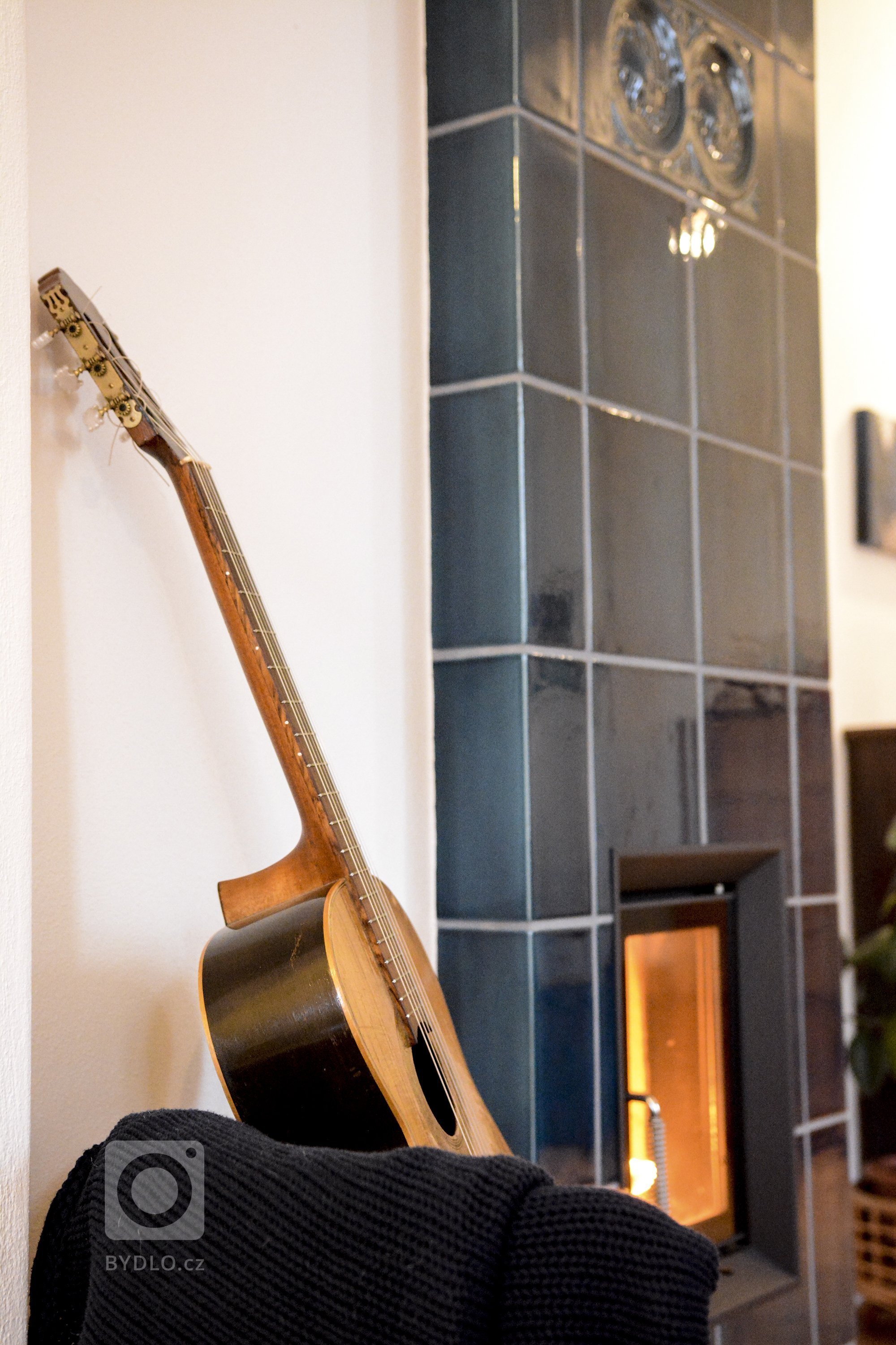 Kachlová kamna s kamnovou vložkou Brunner HKD 6.1. a tahovým systémem , která dělají pohodu v obýváku i v kuchyni. Realizace Kamnářství Roman Hanuš. Keramika K…