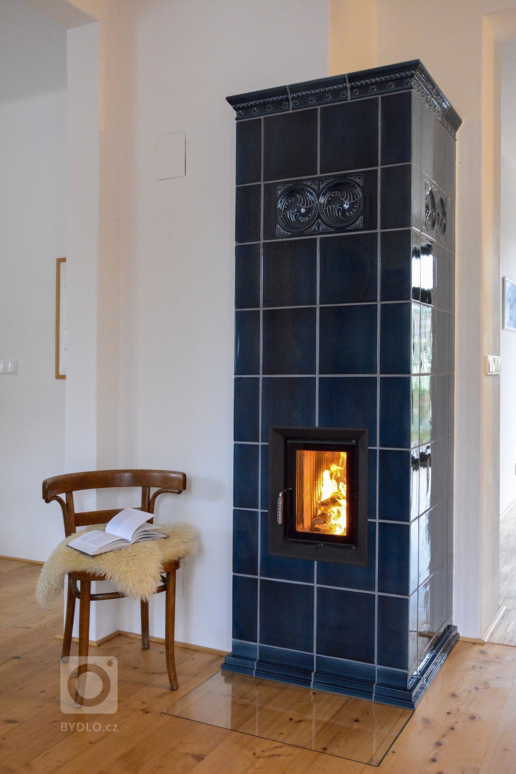 Kachlová kamna s kamnovou vložkou Brunner HKD 6.1. a tahovým systémem , která dělají pohodu v obýváku i v kuchyni. Realizace Kamnářství Roman Hanuš. Keramika K…