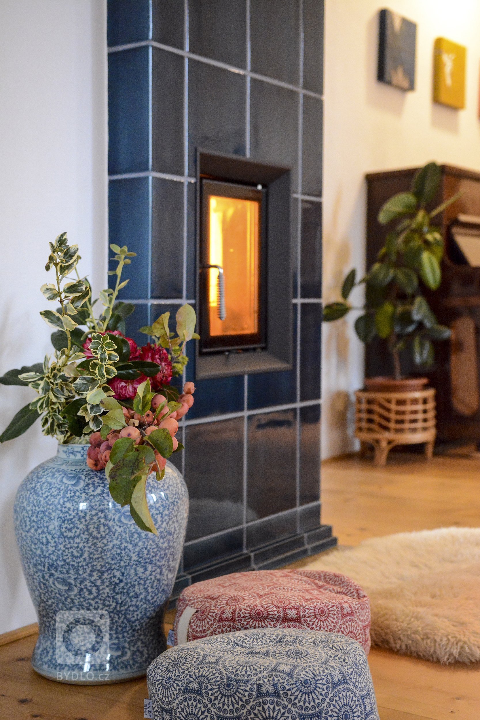 Kachlová kamna s kamnovou vložkou Brunner HKD 6.1. a tahovým systémem , která dělají pohodu v obýváku i v kuchyni. Realizace Kamnářství Roman Hanuš. Keramika K…