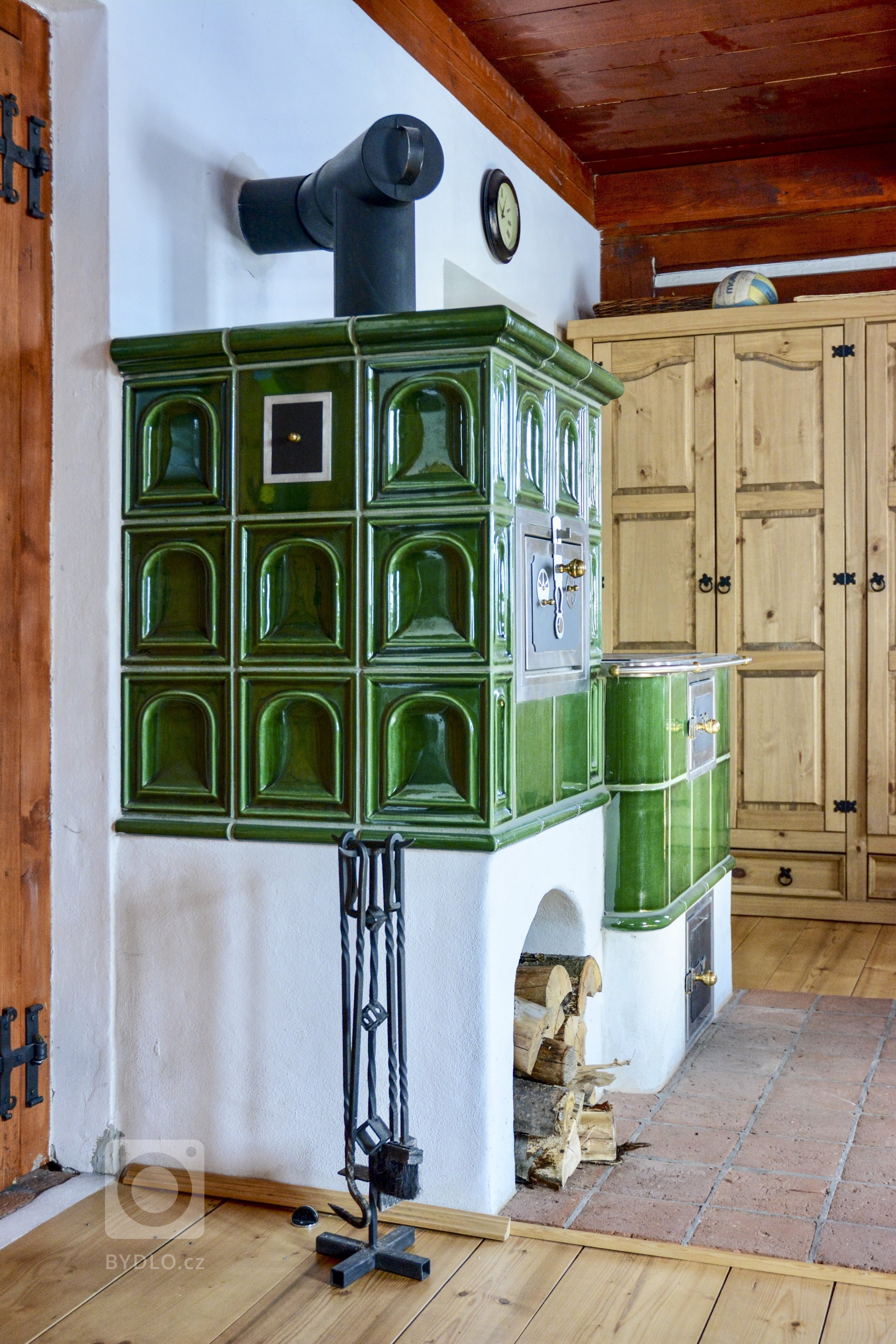 Stavba v Krkonoších - sporák s keramikou K&amp;K POKER Kamnářství Bechyně typu Kaplička s glazurou MX 101. Realizovala firma Kamna Volech.
