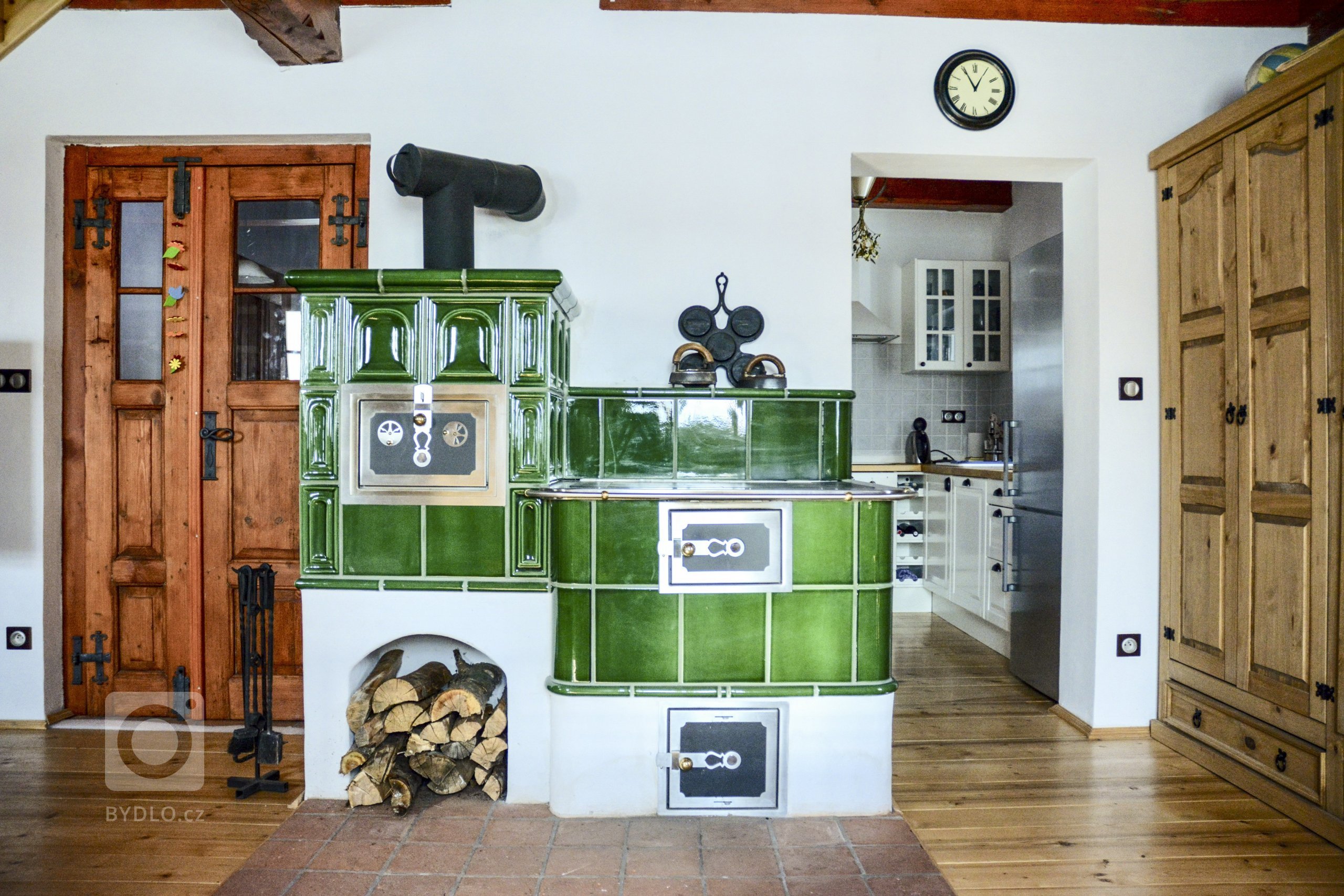 Stavba v Krkonoších - sporák s keramikou K&amp;K POKER Kamnářství Bechyně typu Kaplička s glazurou MX 101. Realizovala firma Kamna Volech.
