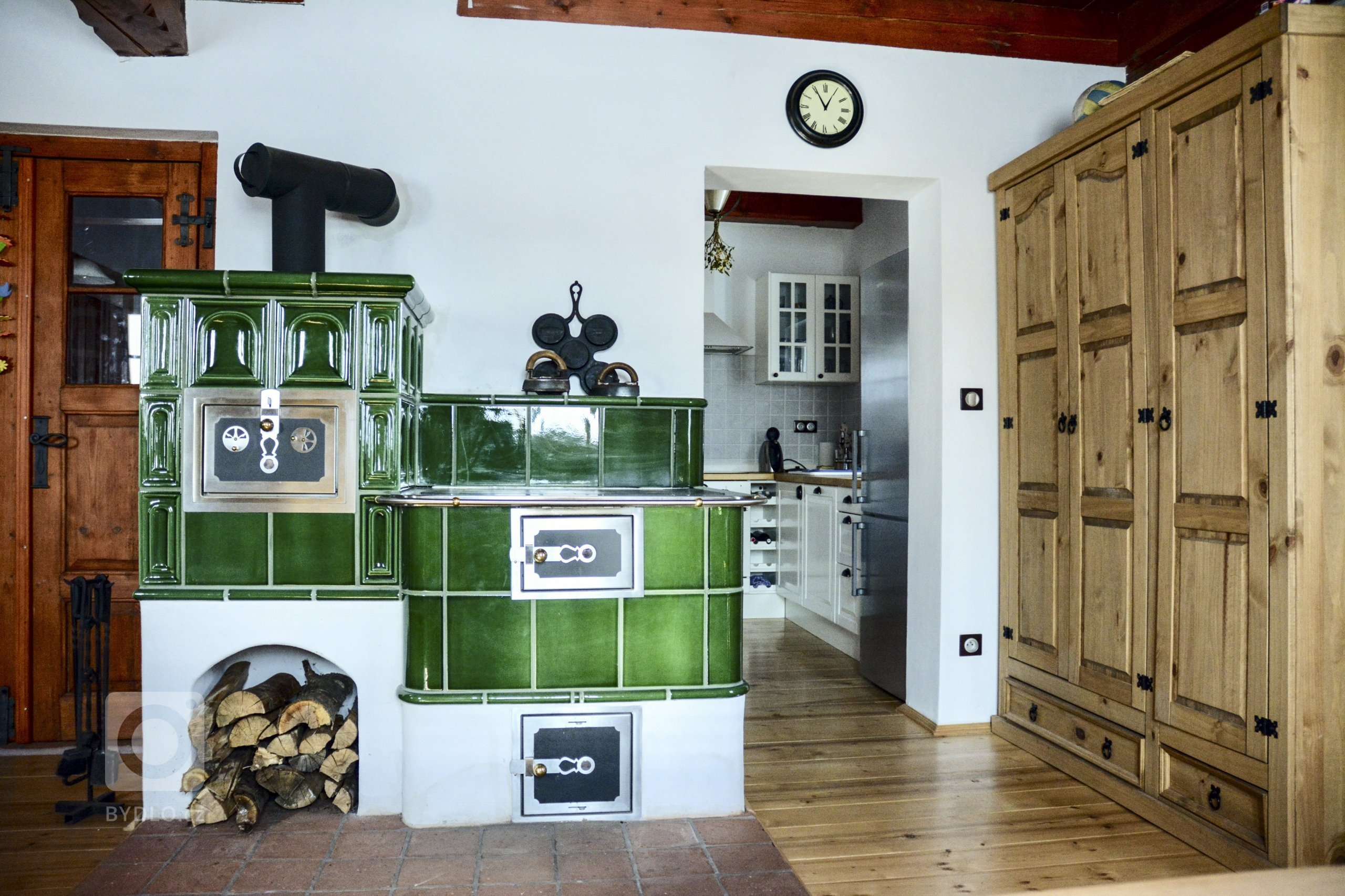 Stavba v Krkonoších - sporák s keramikou K&amp;K POKER Kamnářství Bechyně typu Kaplička s glazurou MX 101. Realizovala firma Kamna Volech.
