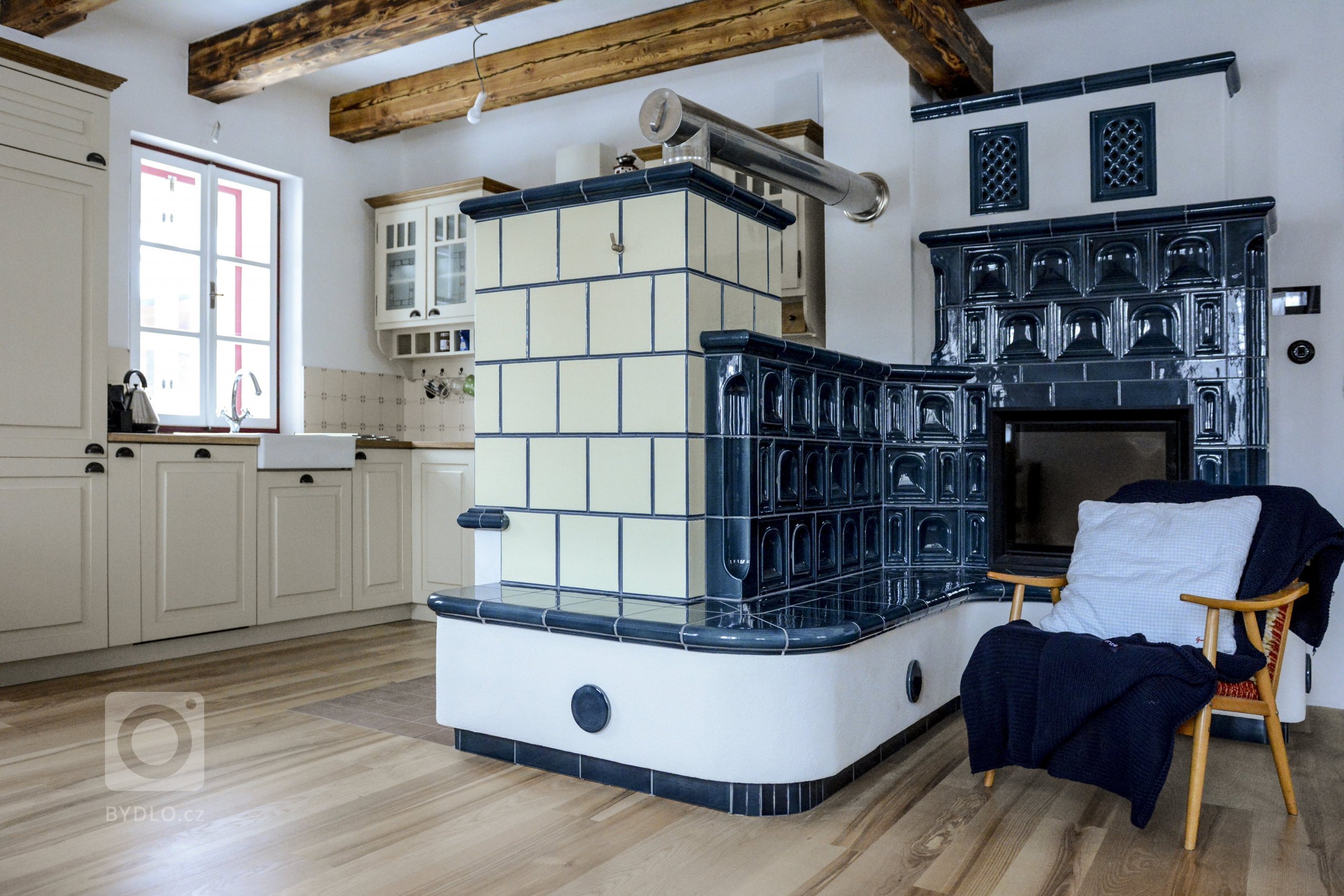 Kachlový sporák v lehce provensálském stylu, realizace Mojmír Jauernig. Součástí sporáku jsou také dvě trouby. Při stavbě byly použity kachle K&amp;K POKER,…