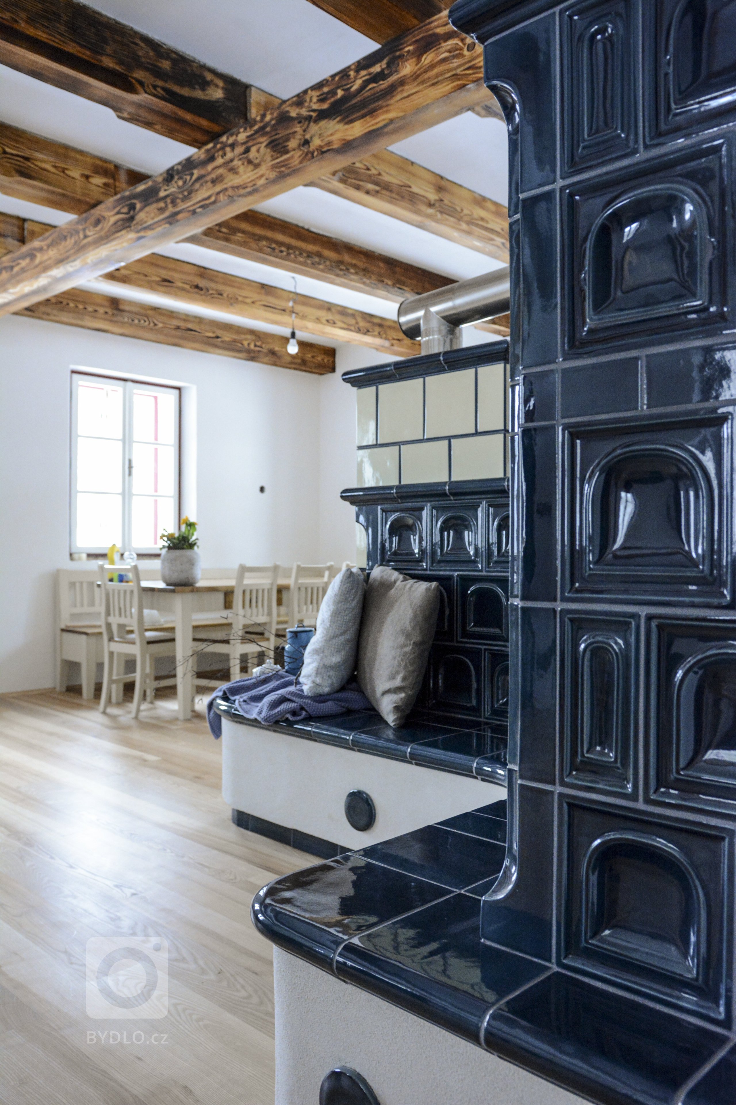 Kachlový sporák v lehce provensálském stylu, realizace Mojmír Jauernig. Součástí sporáku jsou také dvě trouby. Při stavbě byly použity kachle K&amp;K POKER,…