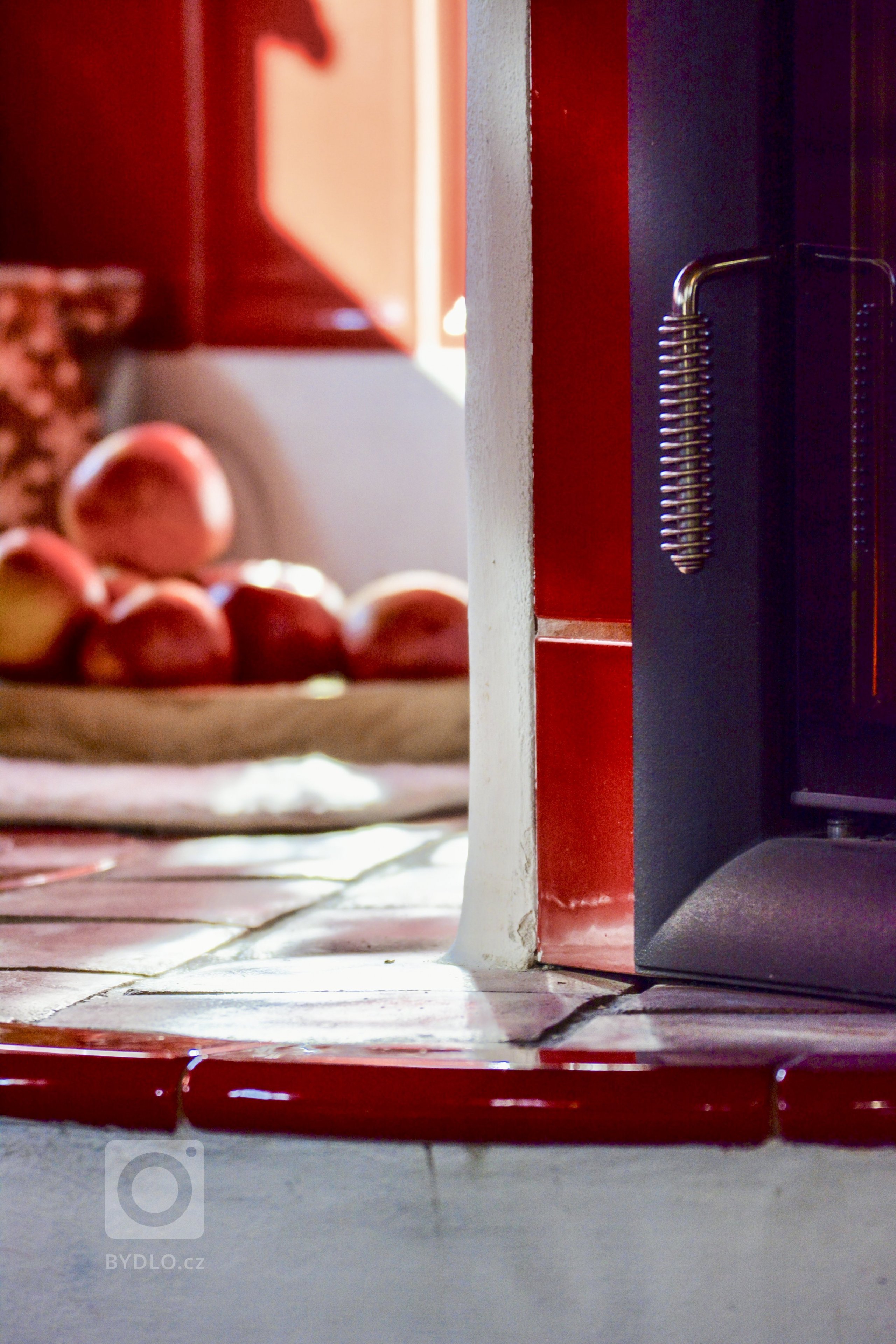 Kamna realizovaná v Krkonoších firmou Kamna Volech. Poháněná jsou kamnovou vložkou Brunner HKD 4.1. použité byly kachle Rámeček od K&amp;K POKER&nbsp…