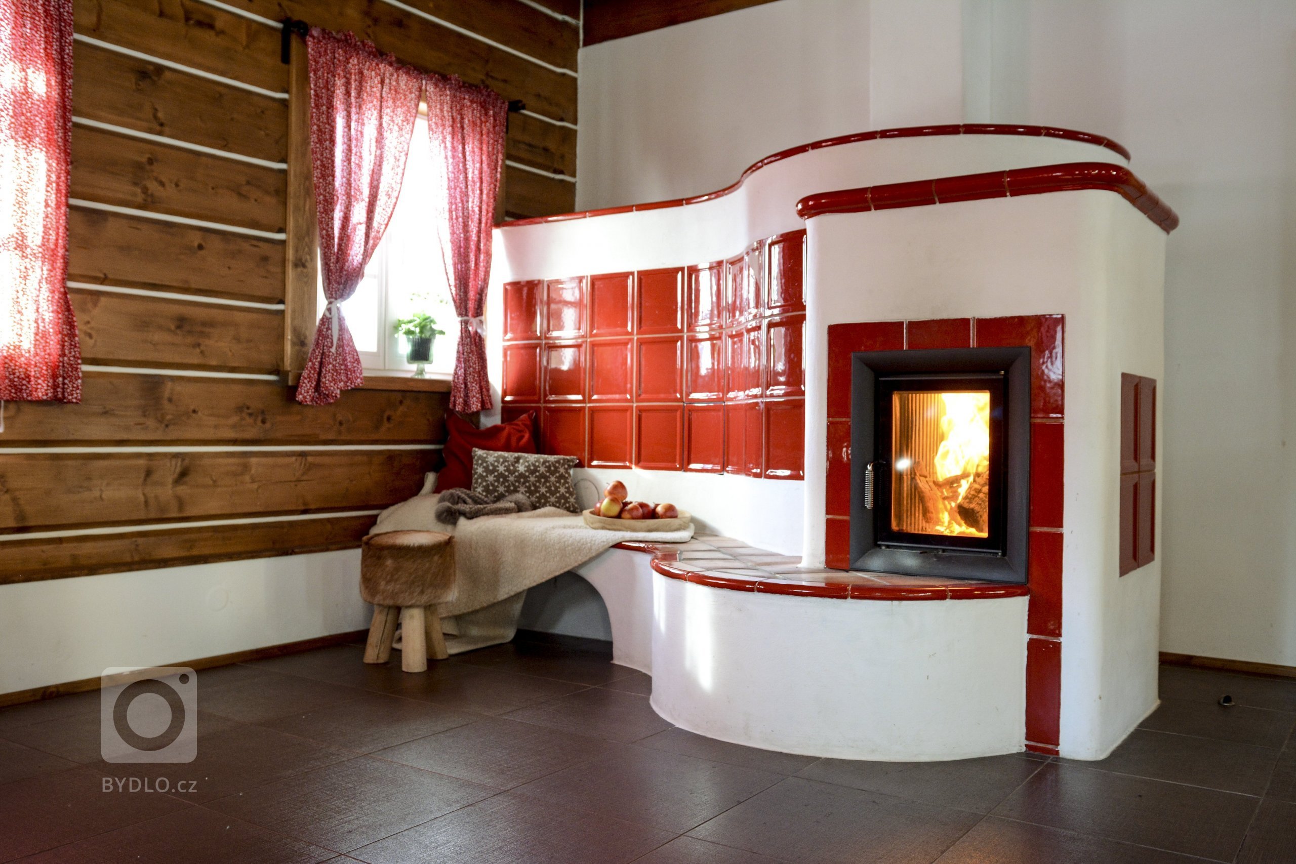 Kamna realizovaná v Krkonoších firmou Kamna Volech. Poháněná jsou kamnovou vložkou Brunner HKD 4.1. použité byly kachle Rámeček od K&amp;K POKER&nbsp…