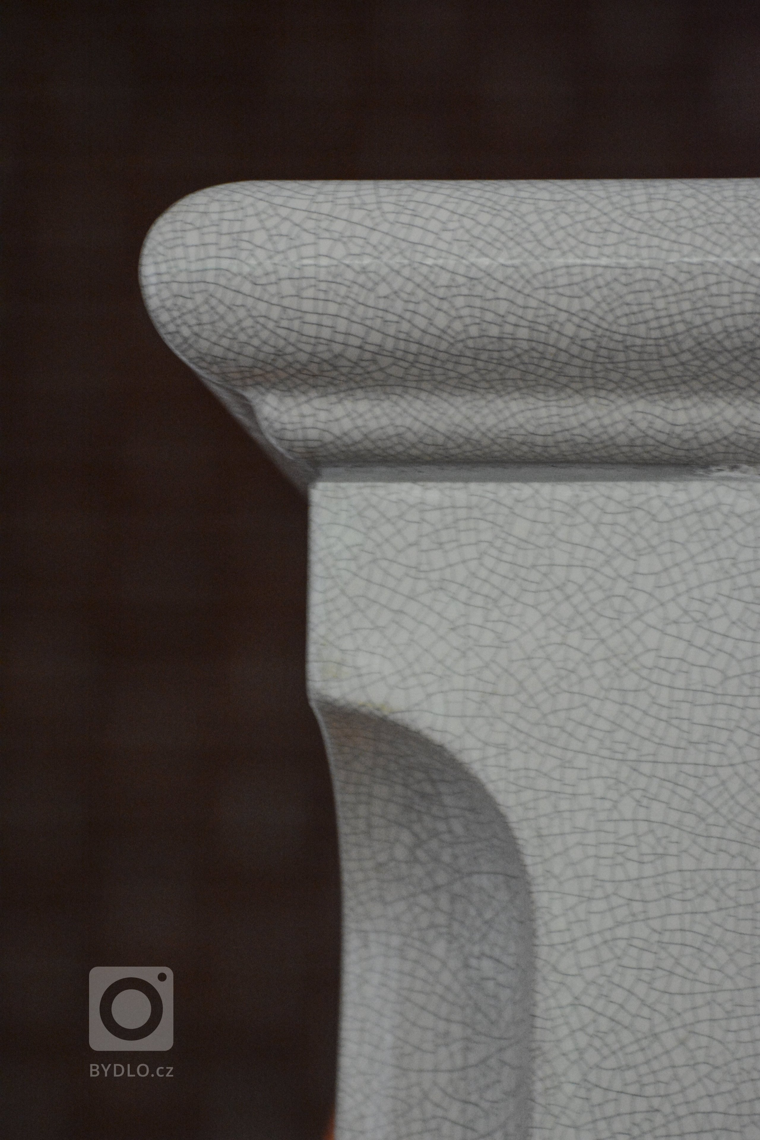 Kachlová kamna se sezením a troubou realizoval Mojmír Jauernig. Stavbu pohání vložka Brunner B8 a zdobí jí kachel Kazeta od K&amp;K POKER, kamnářství Bechyně v…