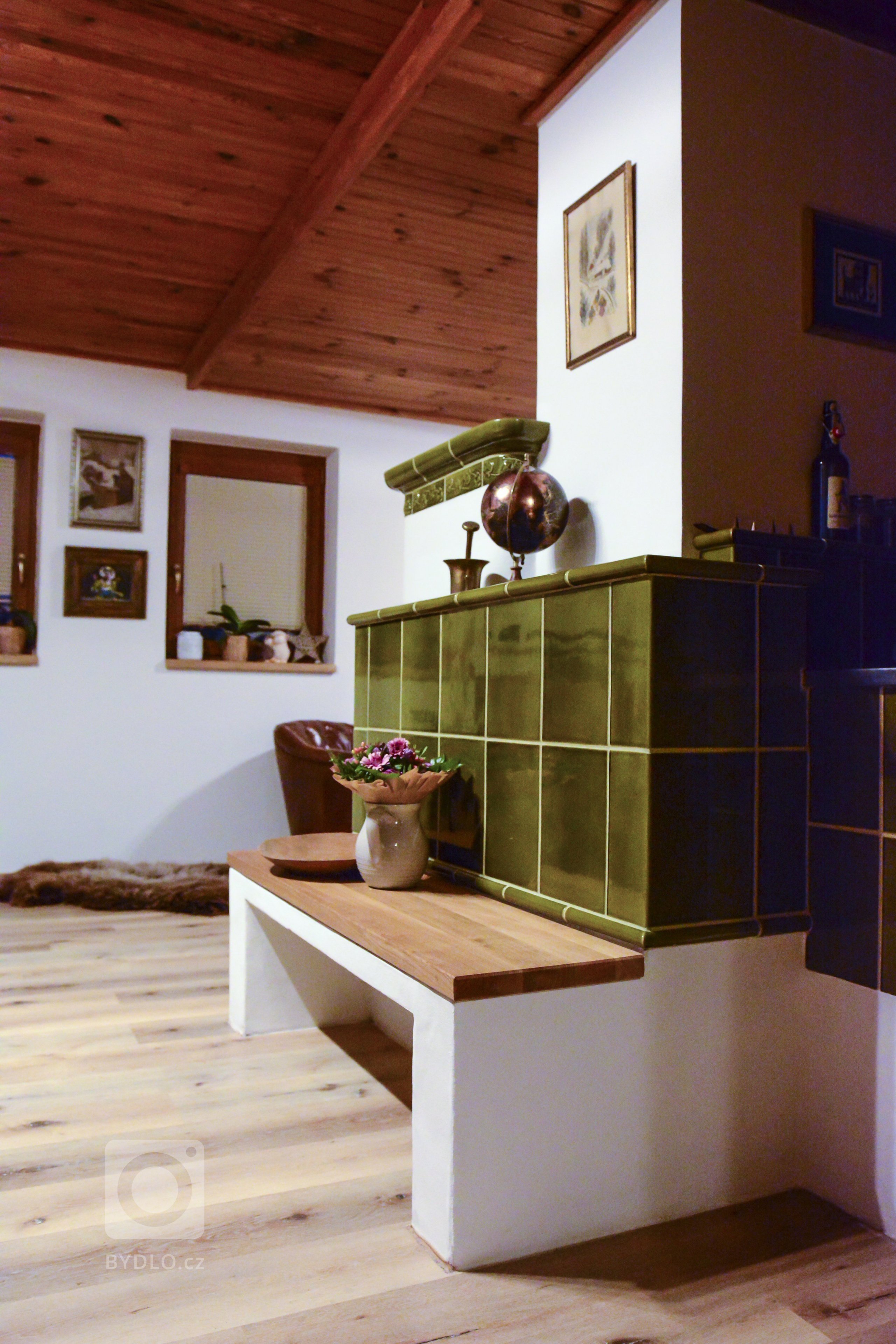 Kachlová kamna&nbsp;s lavicí jejichž součástí&nbsp;je také plotna a trouba od české firmy JOKR, které jsou vytápěny vložkou Leda. Stavba realizovaná firmou…