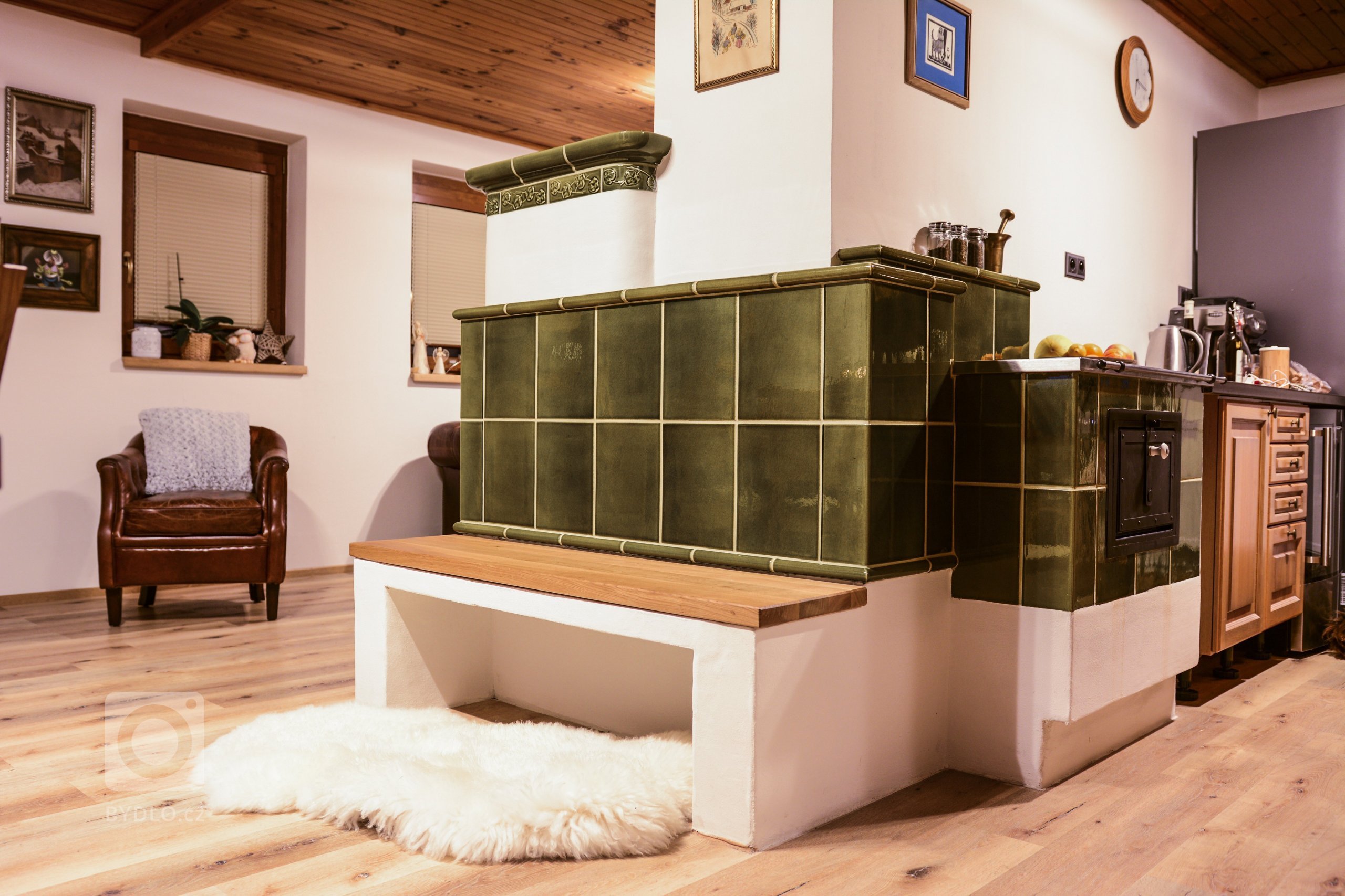 Kachlová kamna&nbsp;s lavicí jejichž součástí&nbsp;je také plotna a trouba od české firmy JOKR, které jsou vytápěny vložkou Leda. Stavba realizovaná firmou…