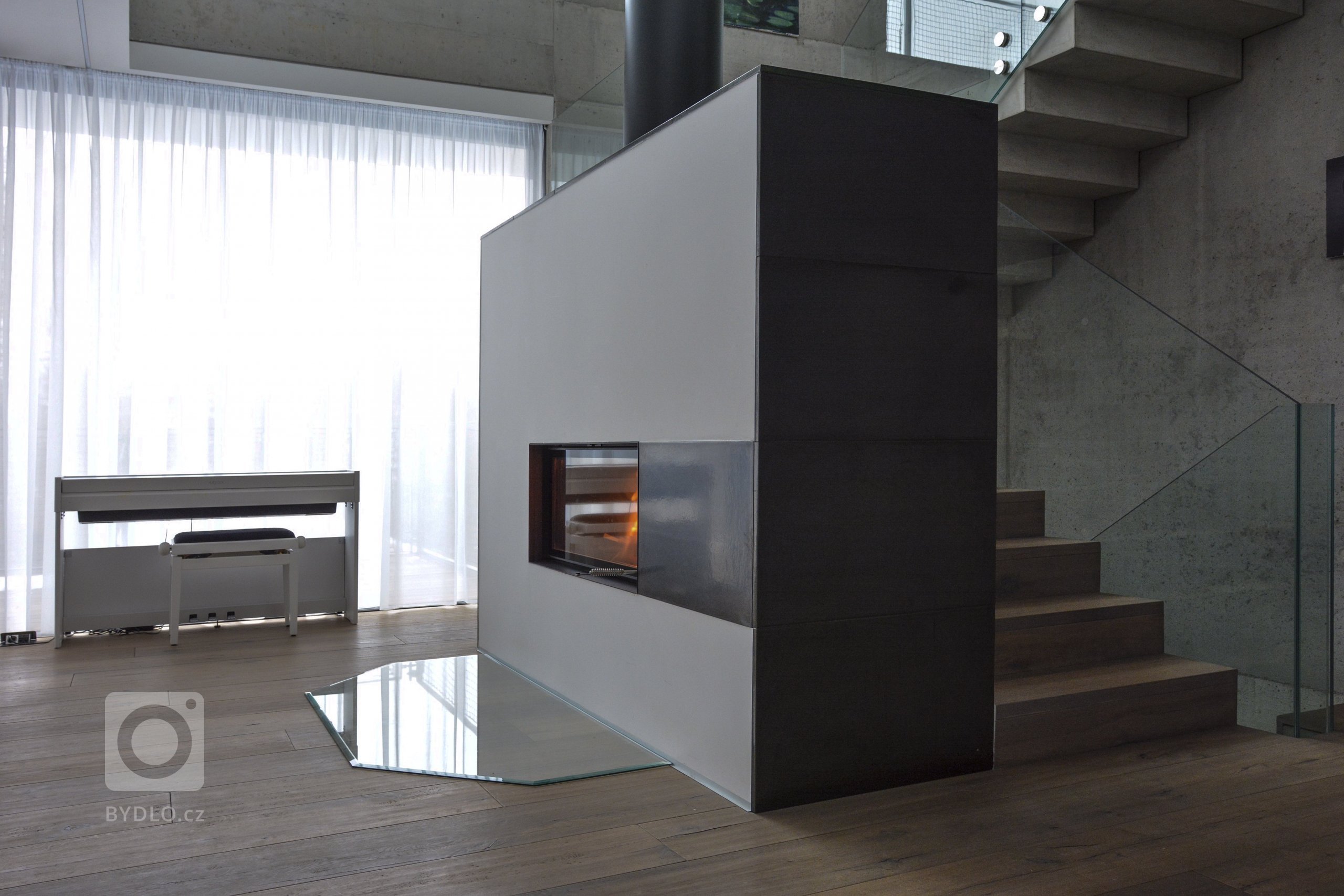 Jedná se o obestavbu krbové vložky Brunner Architektur Kamin 45/101. Pohledový komín je od firmy Schiedel&nbsp;a velkoplošná keramika v antracitové glazuře od…