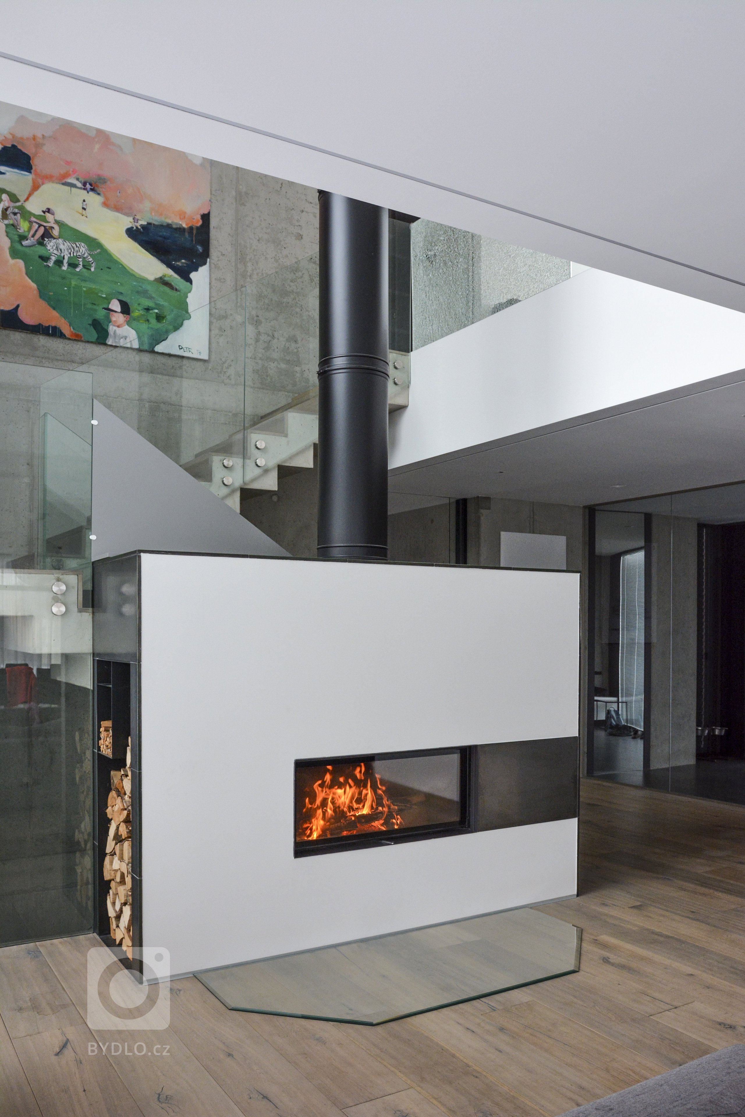 Jedná se o obestavbu krbové vložky Brunner Architektur Kamin 45/101. Pohledový komín je od firmy Schiedel&nbsp;a velkoplošná keramika v antracitové glazuře od…