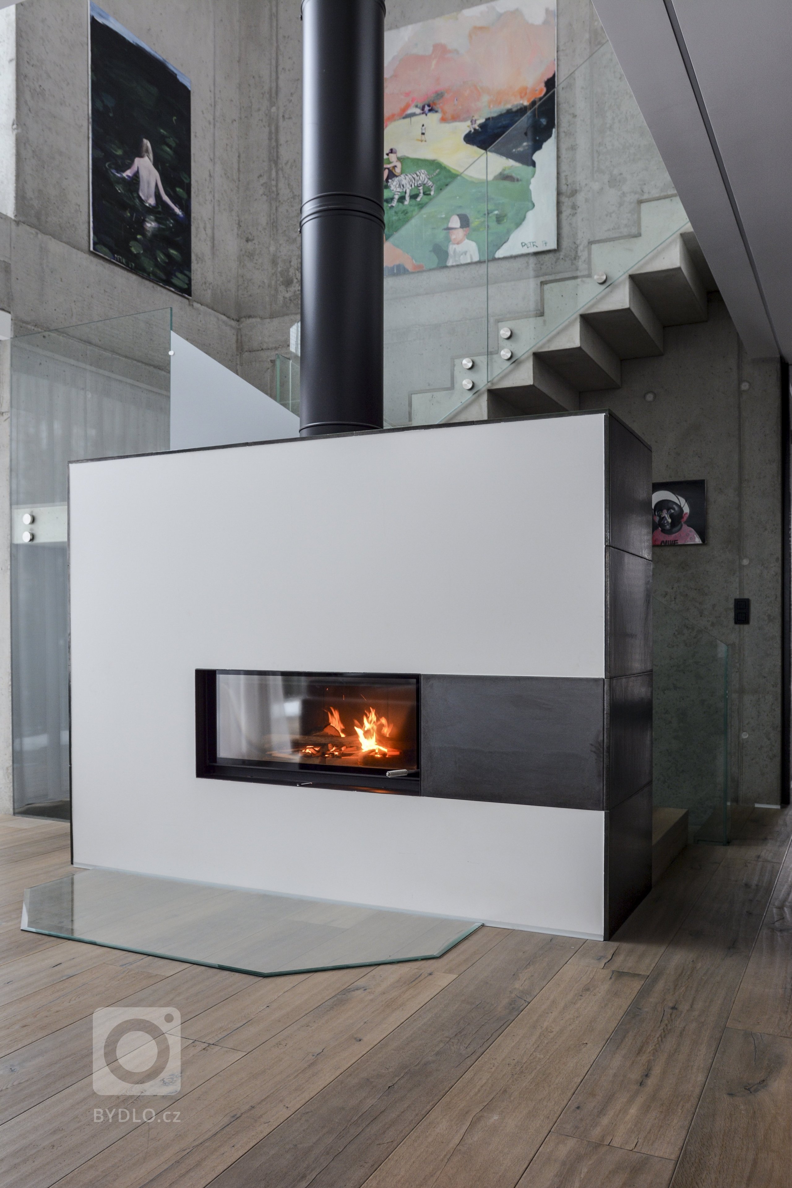 Jedná se o obestavbu krbové vložky Brunner Architektur Kamin 45/101. Pohledový komín je od firmy Schiedel&nbsp;a velkoplošná keramika v antracitové glazuře od…