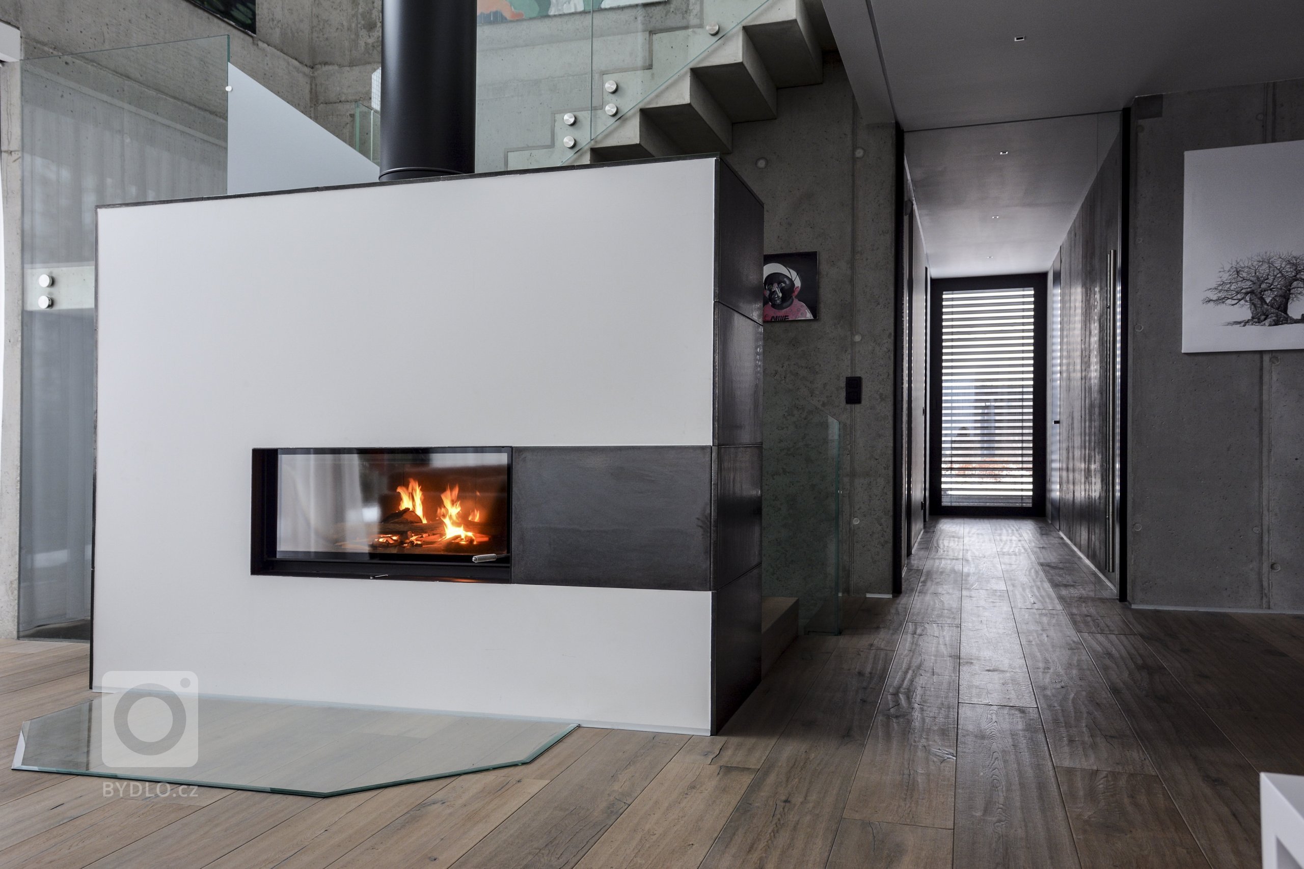 Jedná se o obestavbu krbové vložky Brunner Architektur Kamin 45/101. Pohledový komín je od firmy Schiedel&nbsp;a velkoplošná keramika v antracitové glazuře od…