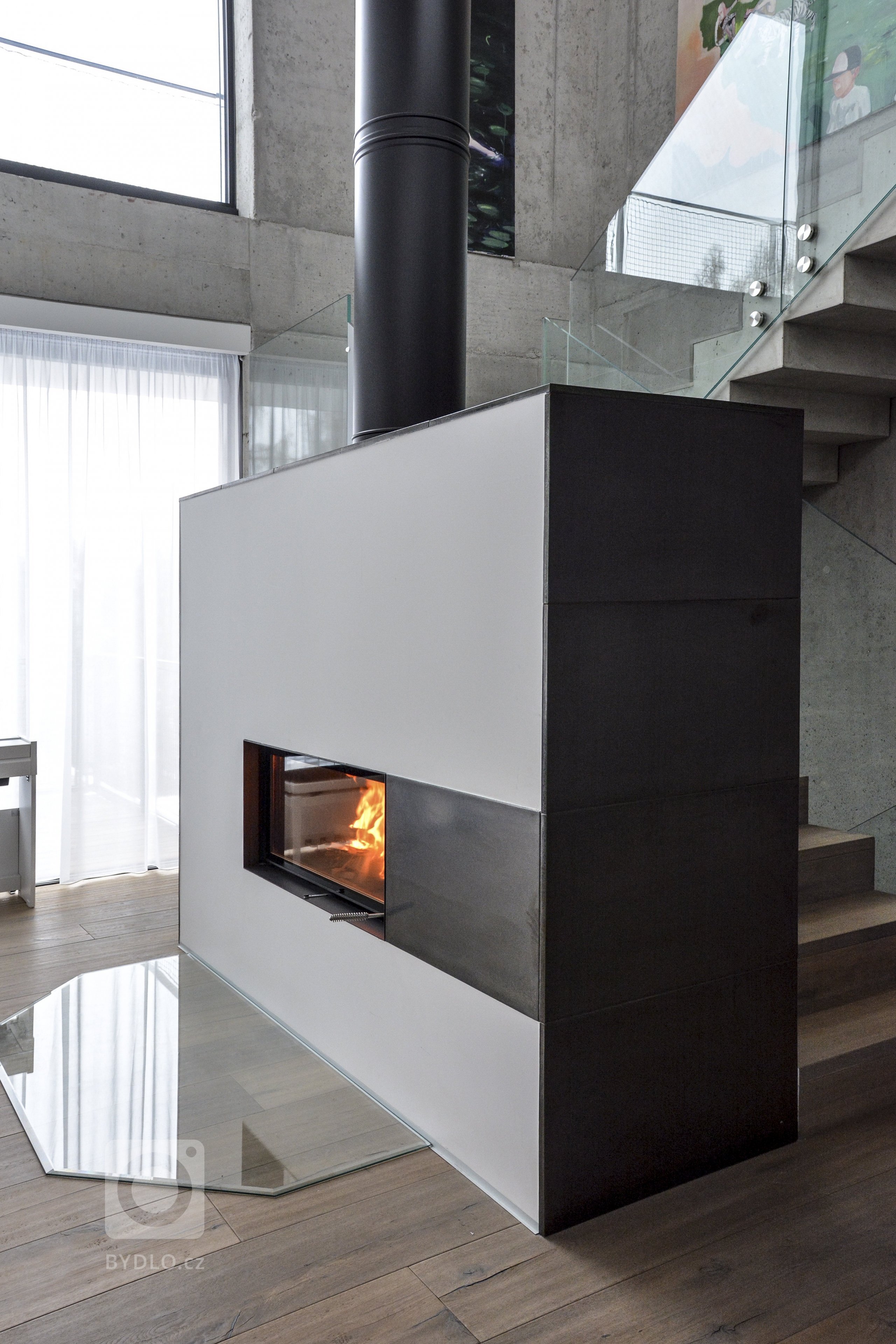 Jedná se o obestavbu krbové vložky Brunner Architektur Kamin 45/101. Pohledový komín je od firmy Schiedel&nbsp;a velkoplošná keramika v antracitové glazuře od…