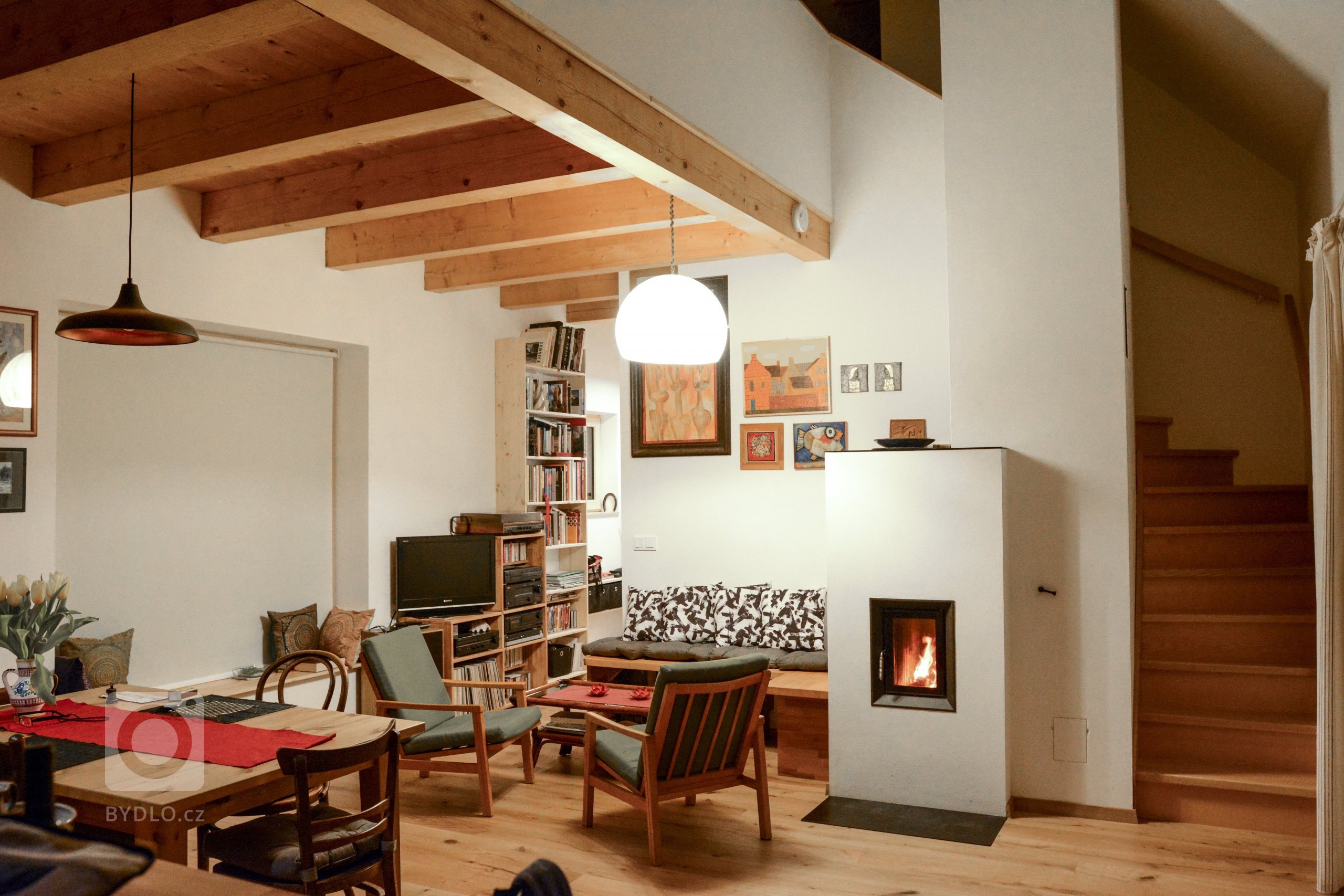 Kachlová kamna bez kachlů a navíc s teplovodním výměníkem.. to vše je možné díky kamnové vložce Brunner B8. Realizace Roman Hanuš.
