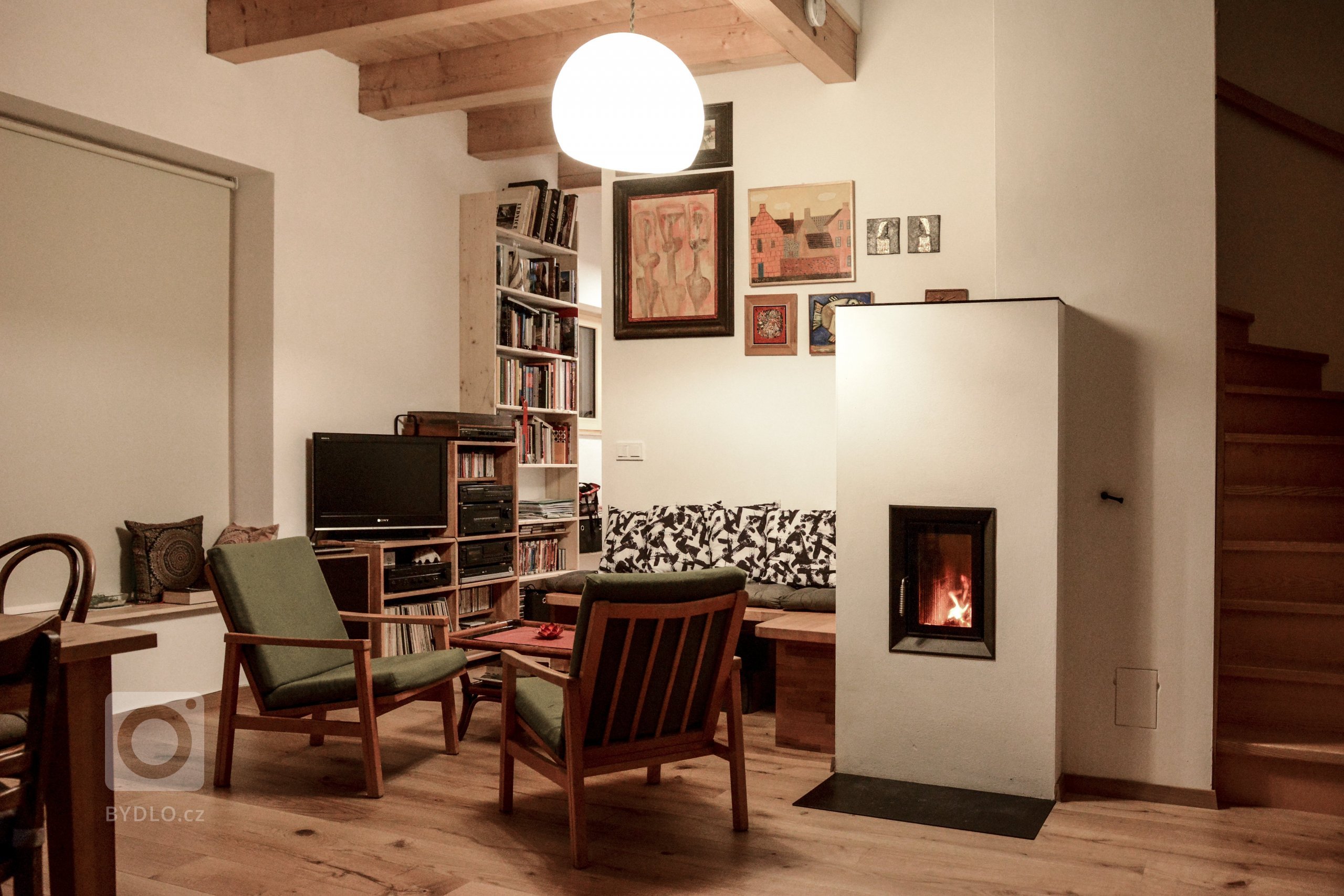 Kachlová kamna bez kachlů a navíc s teplovodním výměníkem.. to vše je možné díky kamnové vložce Brunner B8. Realizace Roman Hanuš.
