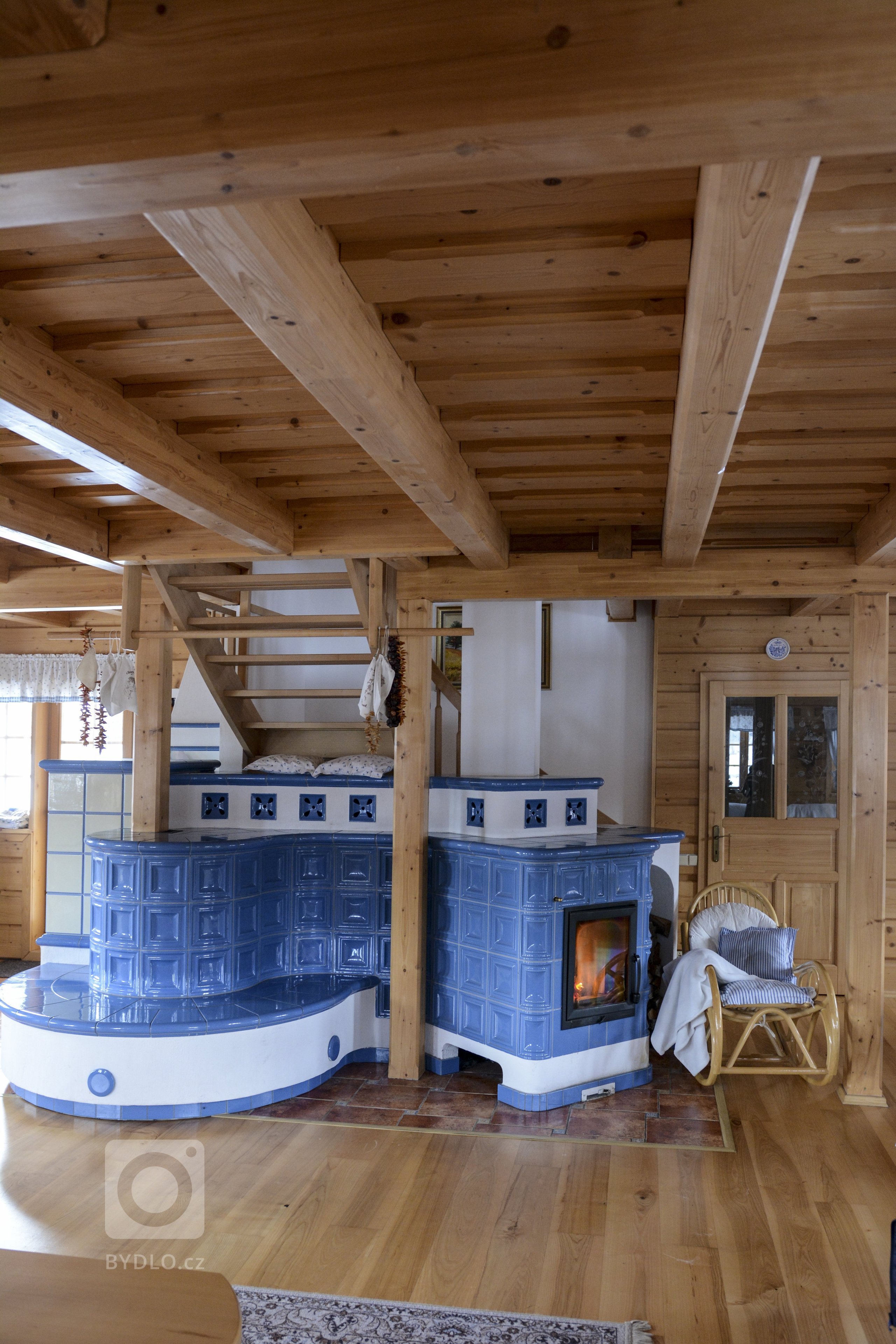 Kachlová kamna s vložkou Olsberg Profi Plus 12 a sporákem na vaření, která vytápějí krásnou roubenku. Nechybí také vyhřívaná lavice. Kachle K&amp;K POKER…