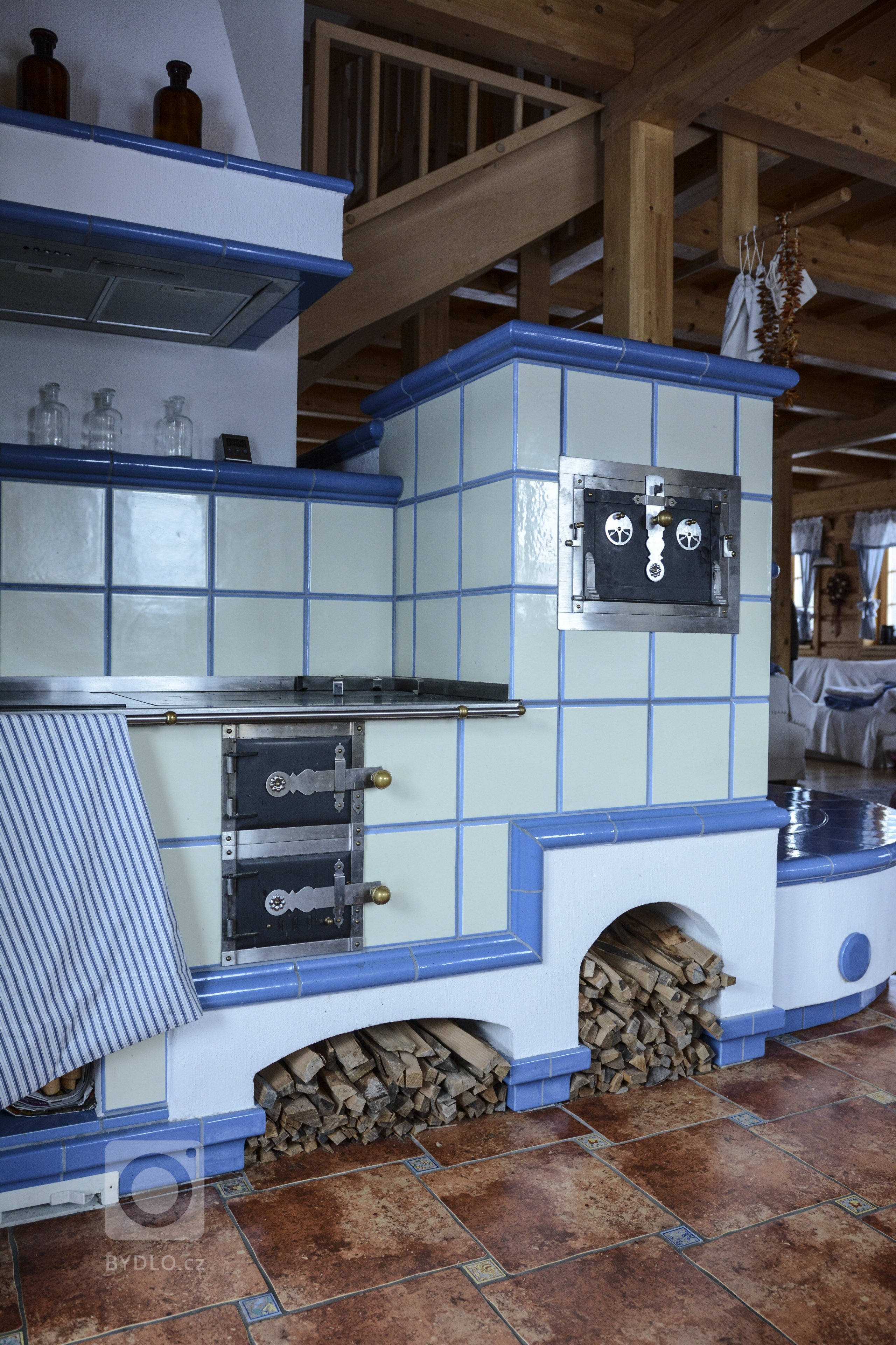 Kachlová kamna s vložkou Olsberg Profi Plus 12 a sporákem na vaření, která vytápějí krásnou roubenku. Nechybí také vyhřívaná lavice. Kachle K&amp;K POKER…